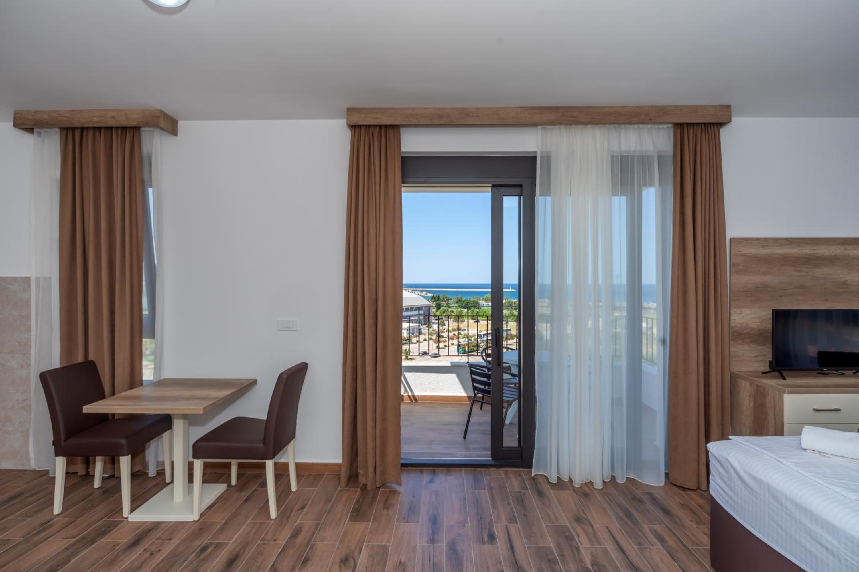 Deluxe King Suite - Photo 3