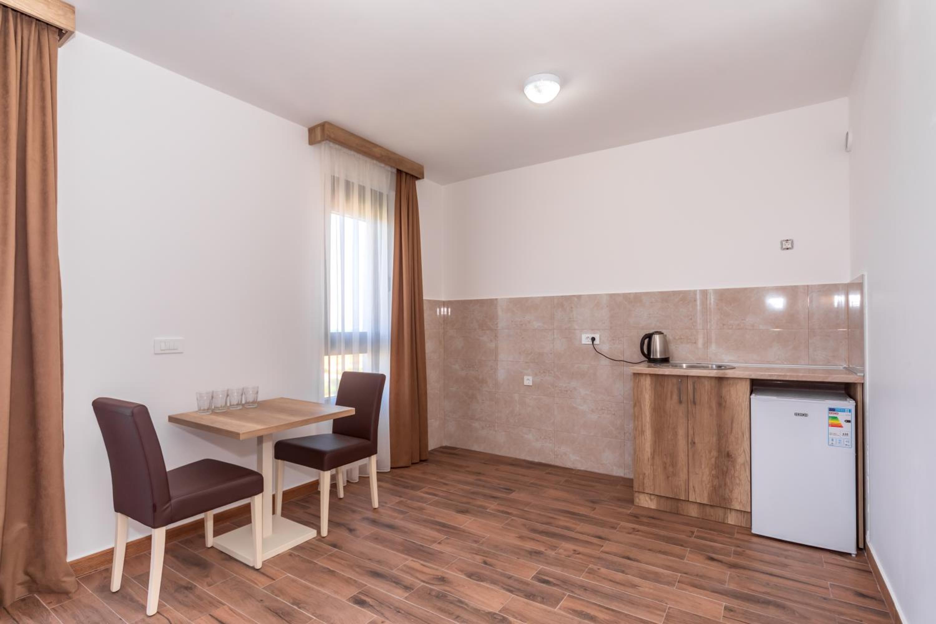 Deluxe King Suite - Photo 10