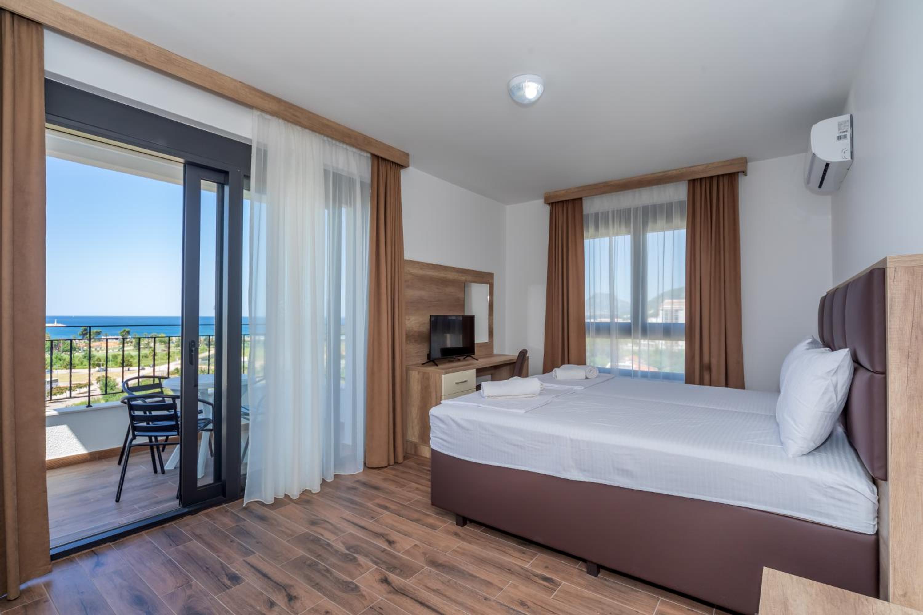 Deluxe King Suite - Photo 9