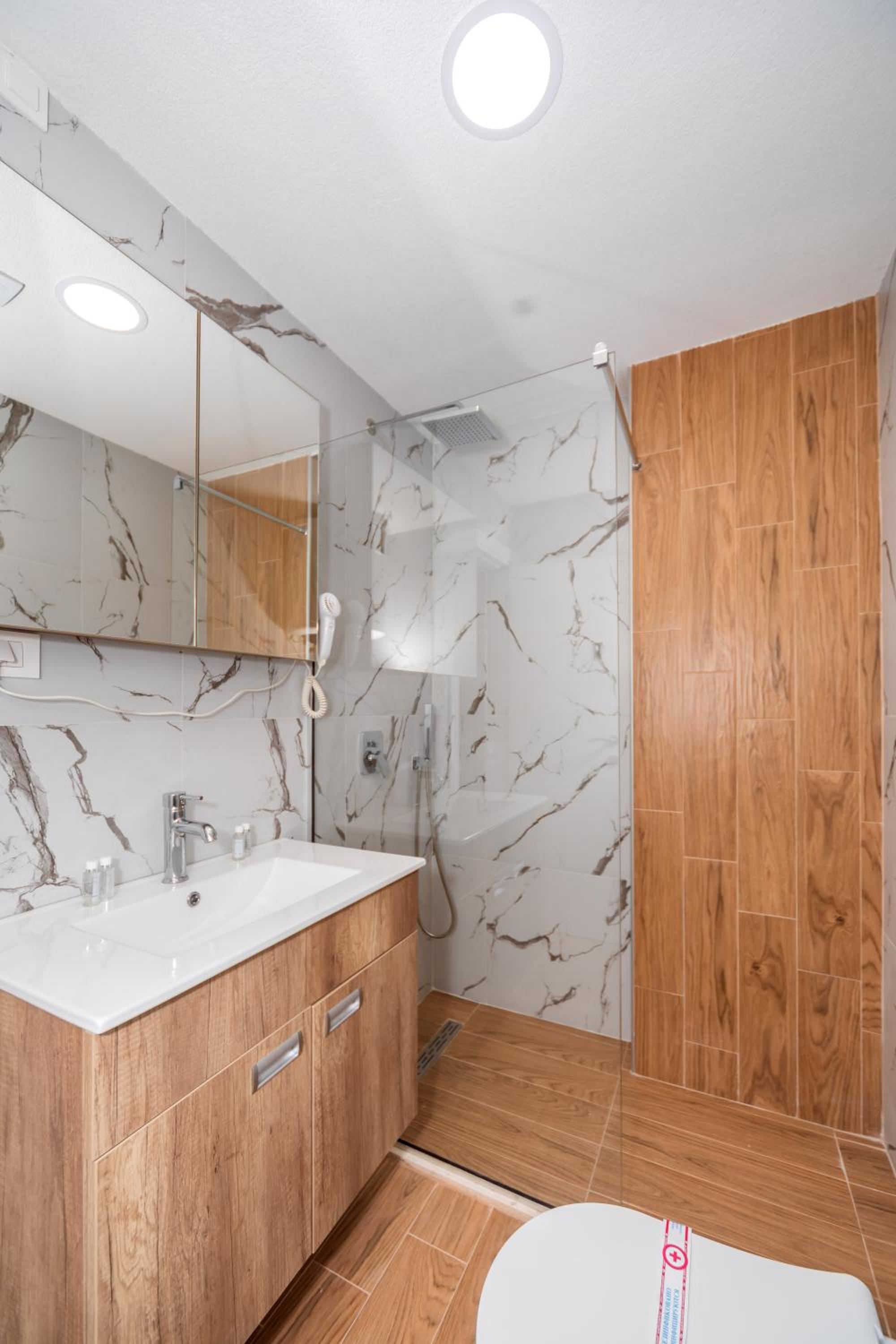 Deluxe King Suite - Photo 13