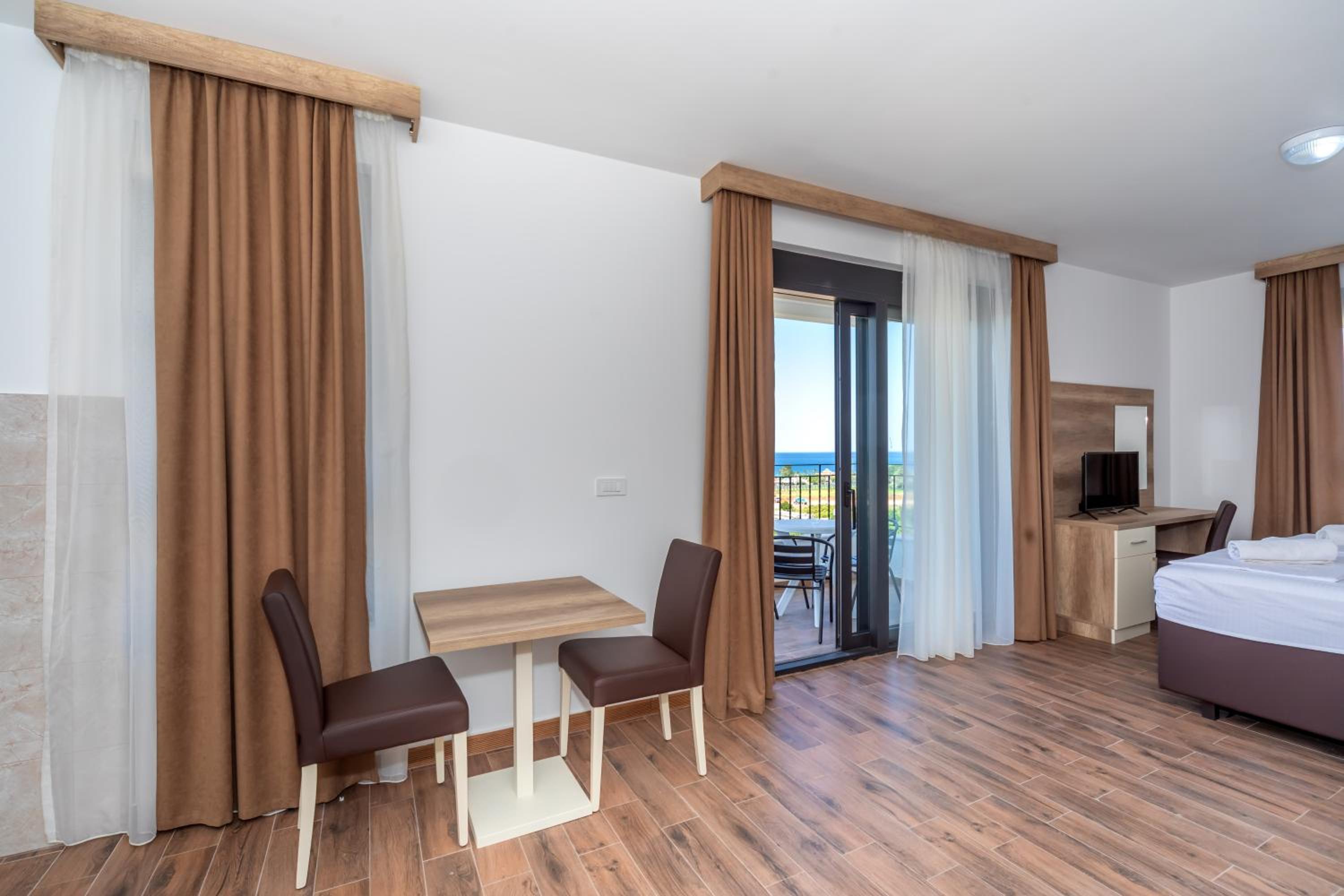Deluxe King Suite - Photo 14