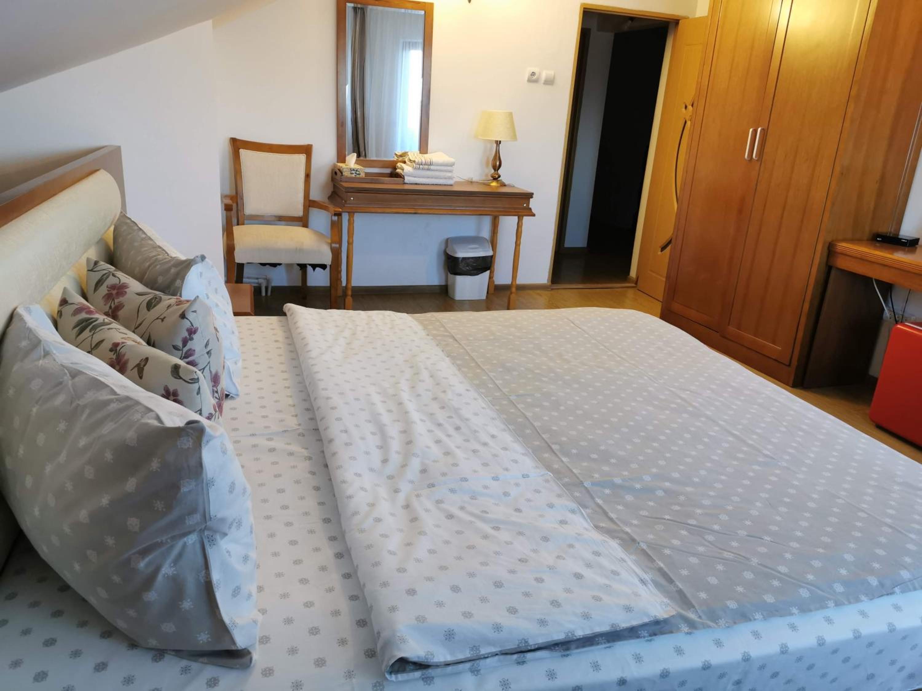 Double Room with Lake View - Photo 6