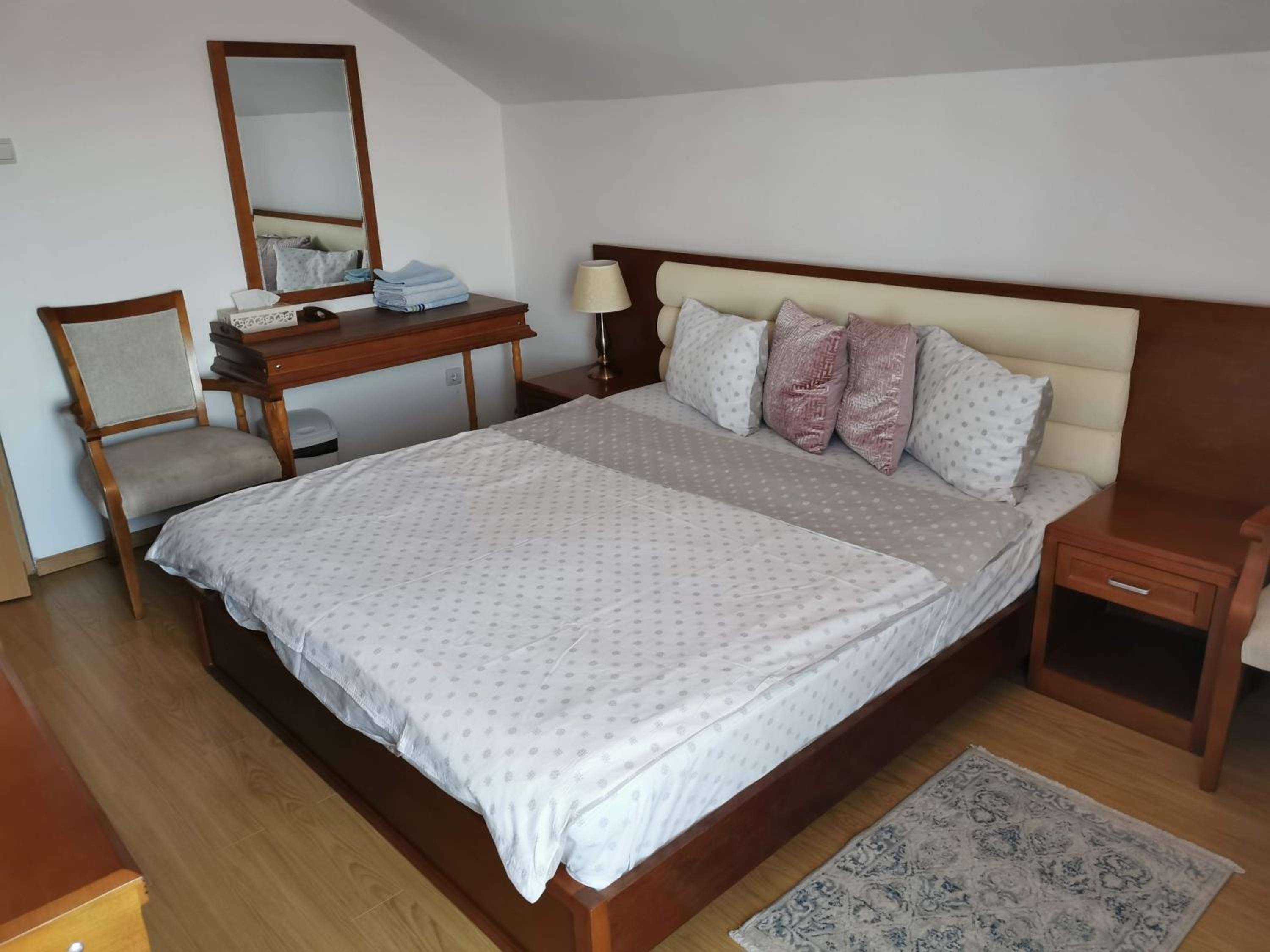 Double Room with Lake View - Photo 8