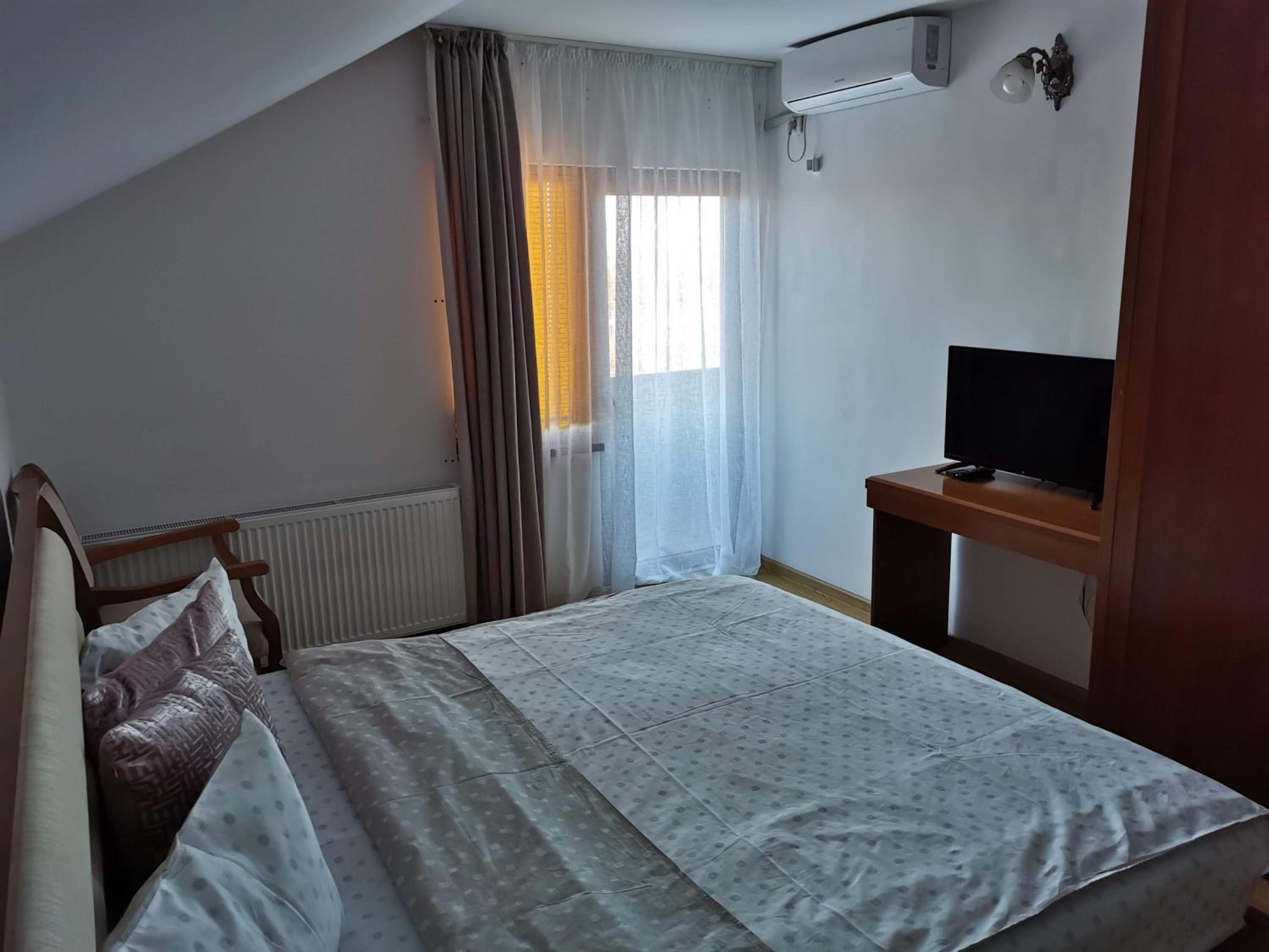 Double Room with Lake View - Photo 9