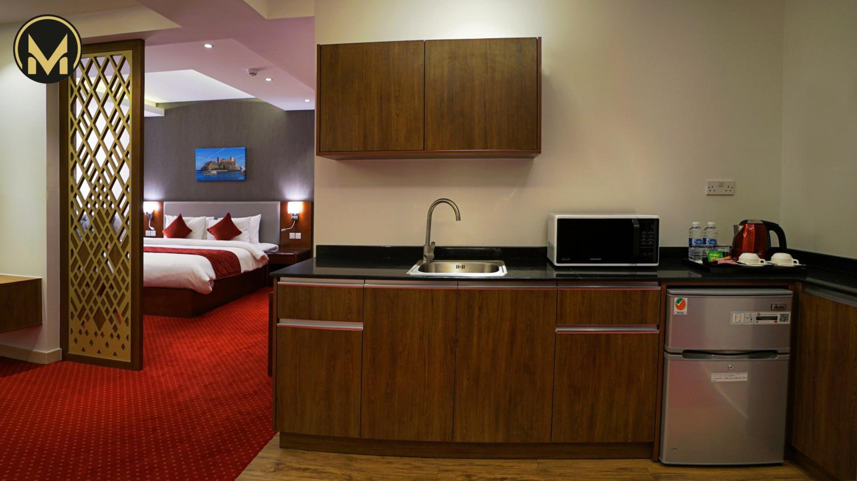 Executive Suite with Balcony - Photo 5