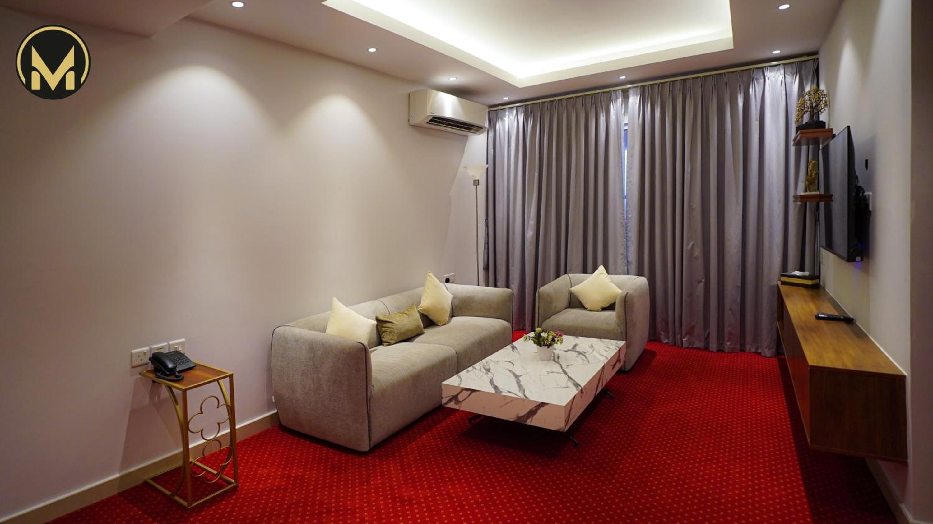 Executive Suite with Balcony - Photo 7