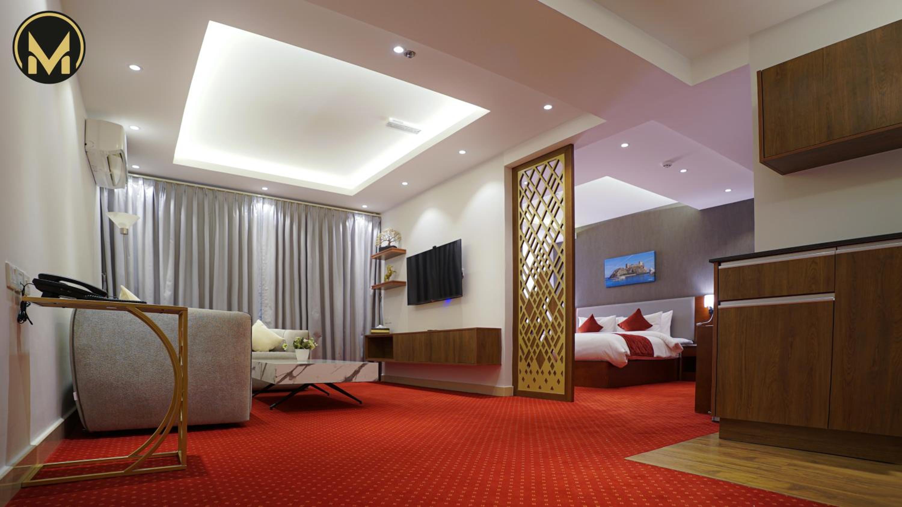 Executive Suite with Balcony - Photo 2