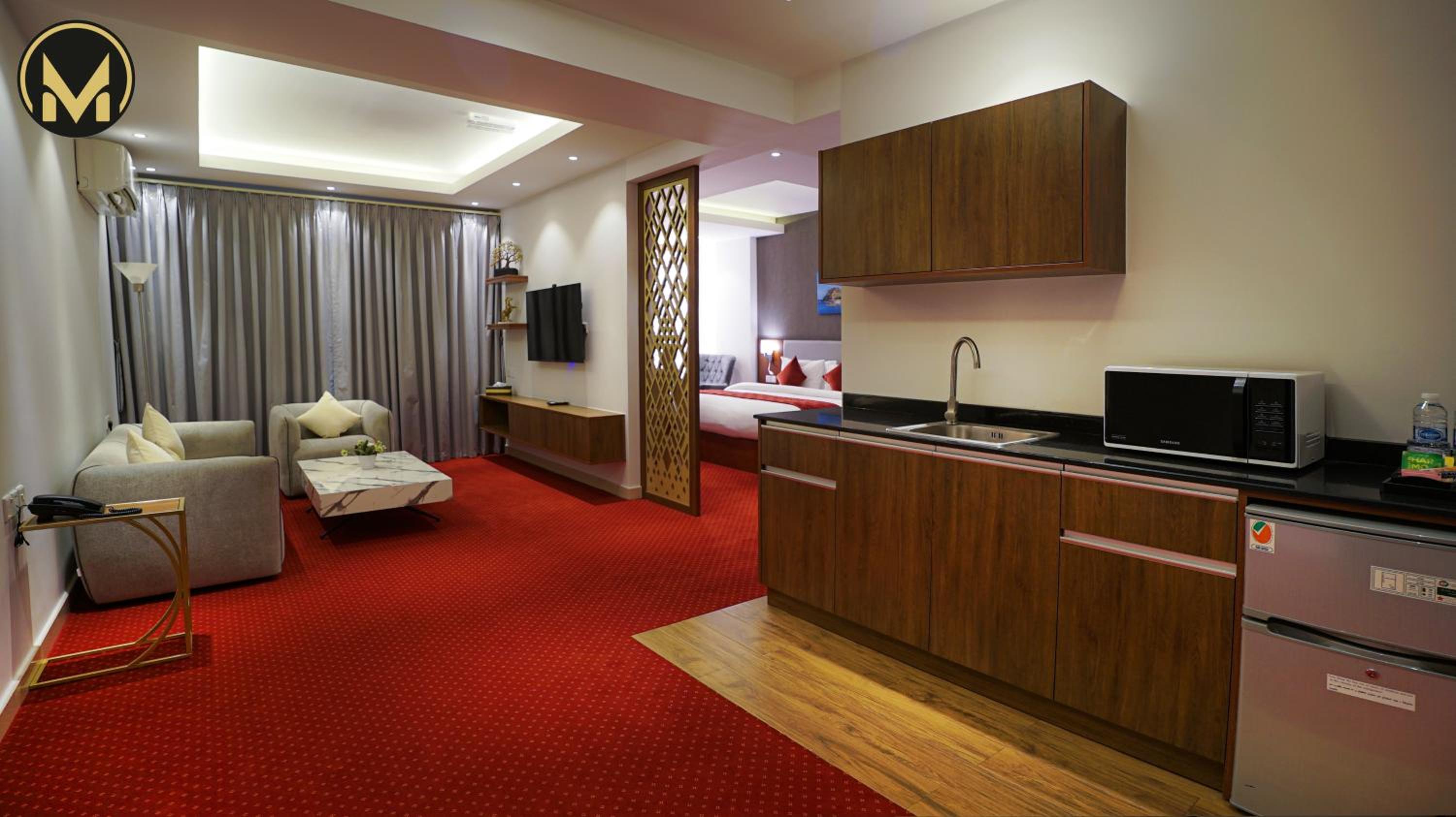 Executive Suite with Balcony - Photo 3
