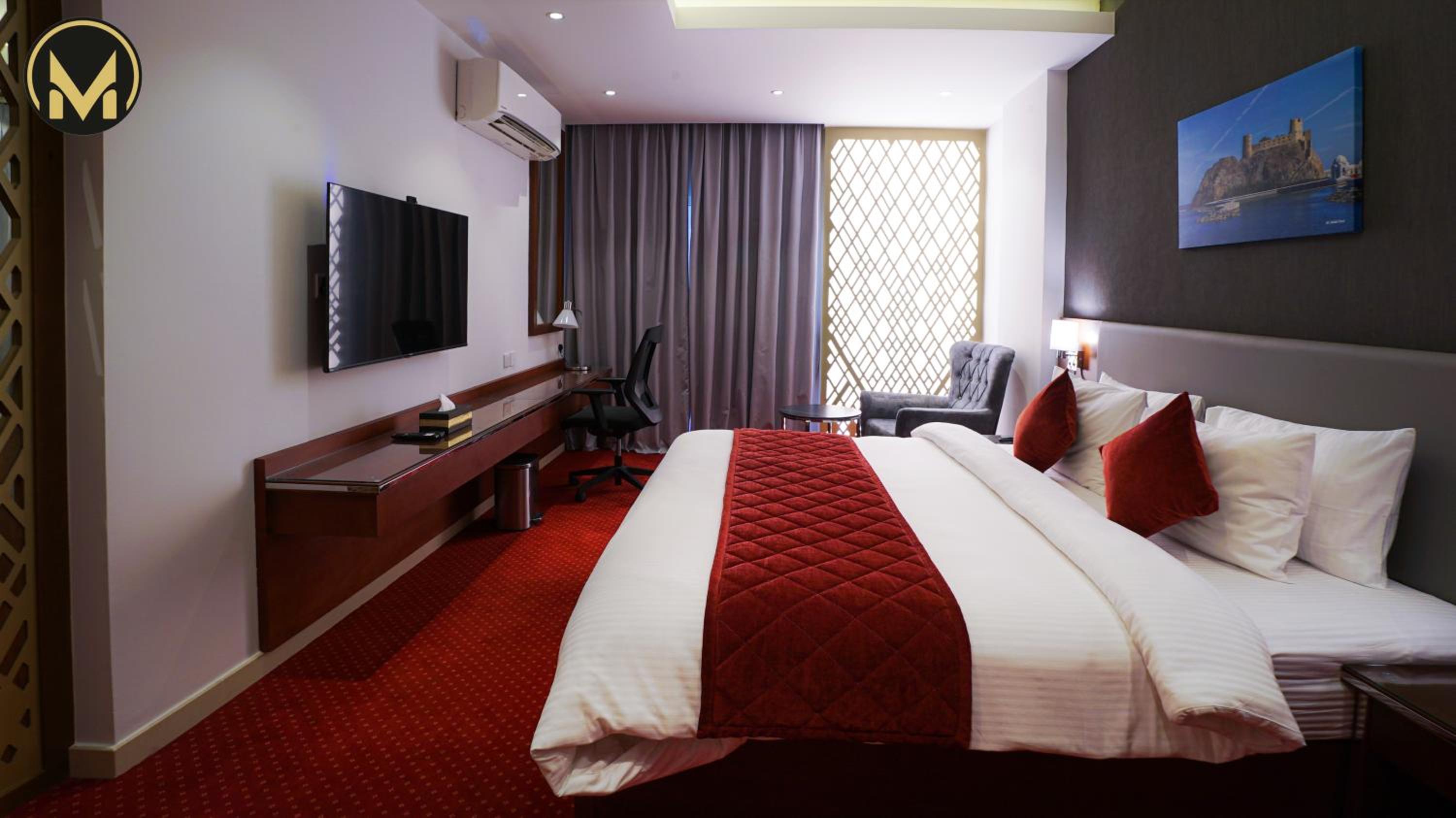 Executive Suite with Balcony - Photo 8
