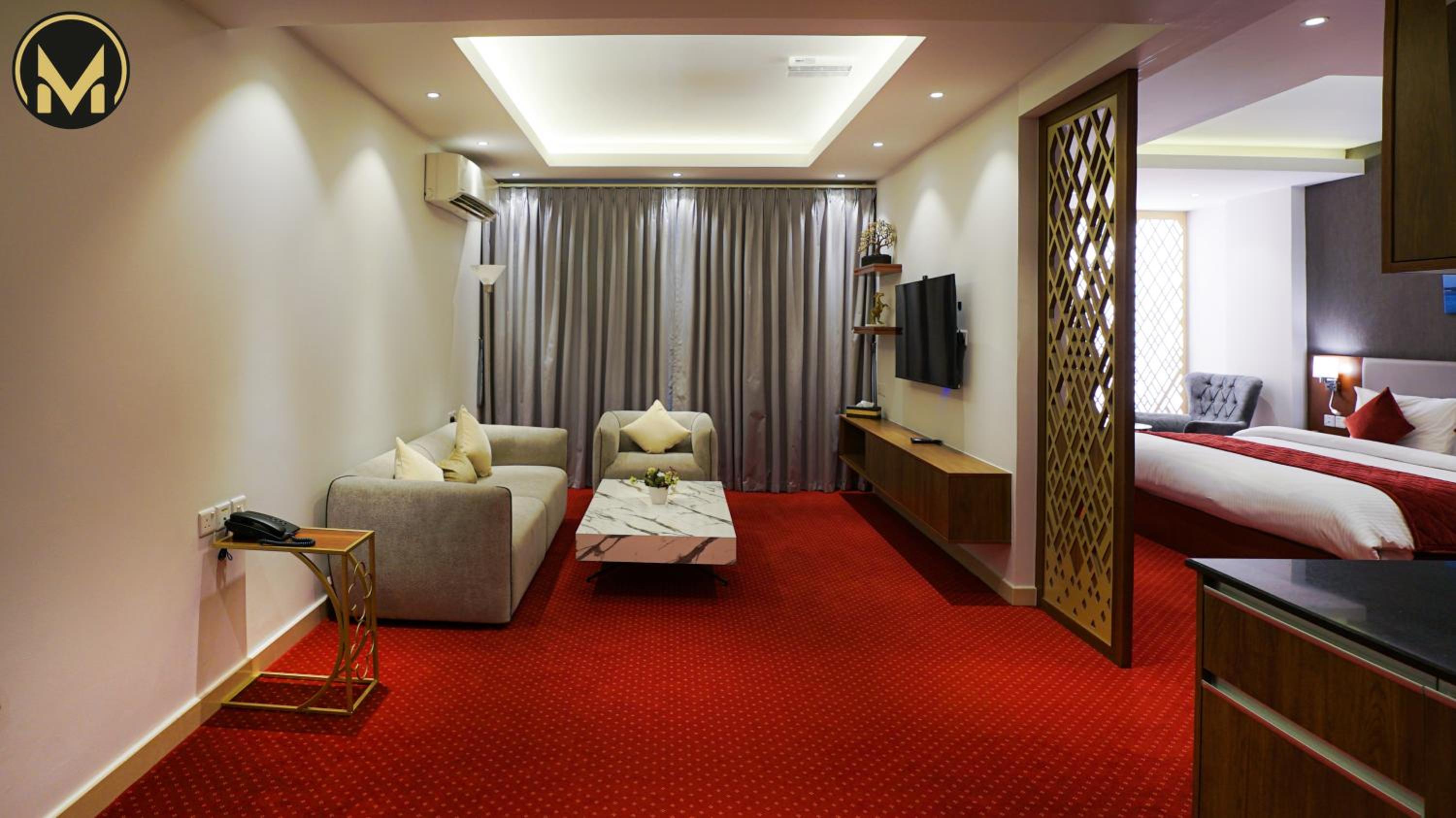 Executive Suite with Balcony - Photo 6