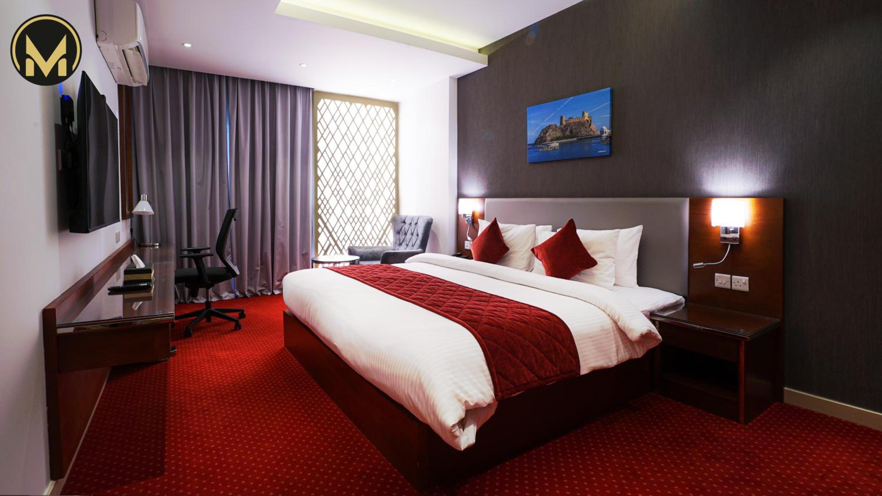 Executive Suite with Balcony - Photo 10