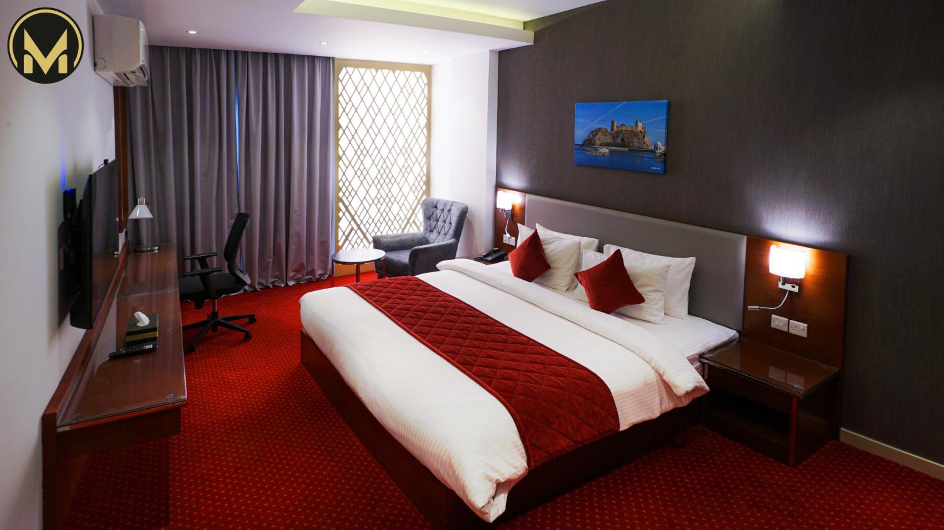Executive Suite with Balcony - Photo 11