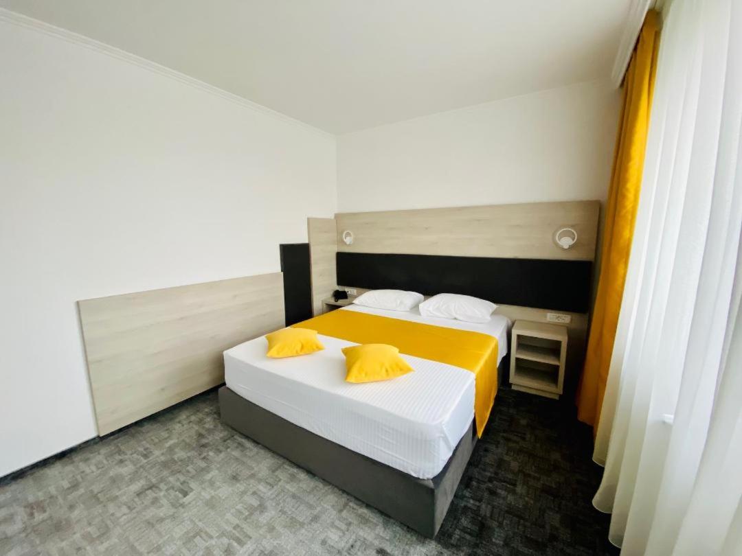 Deluxe Double Room with Bath - Photo 4