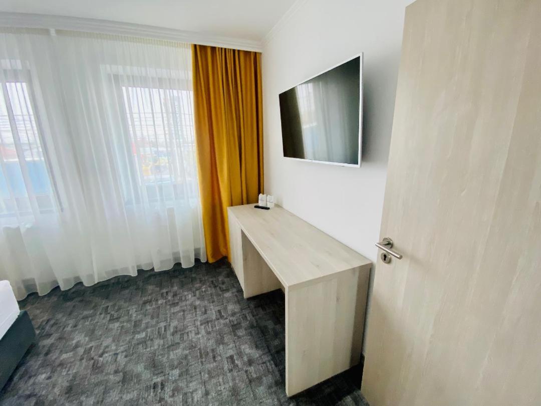 Deluxe Double Room with Bath - Photo 15