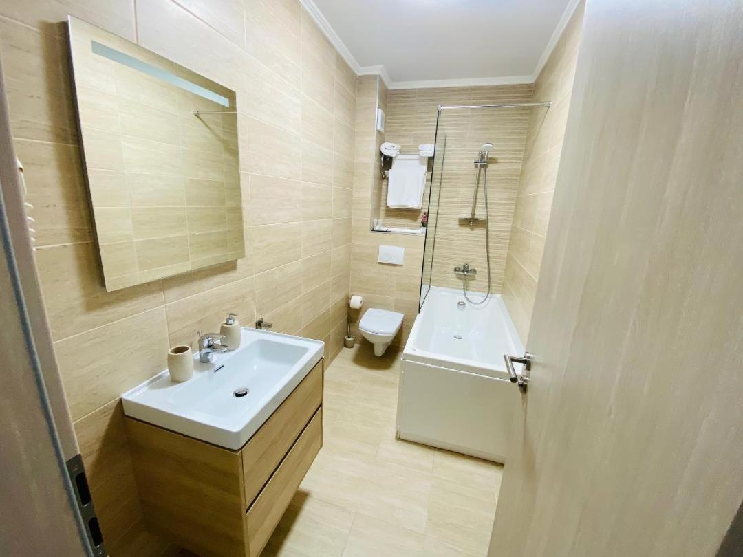 Deluxe Double Room with Bath - Photo 7
