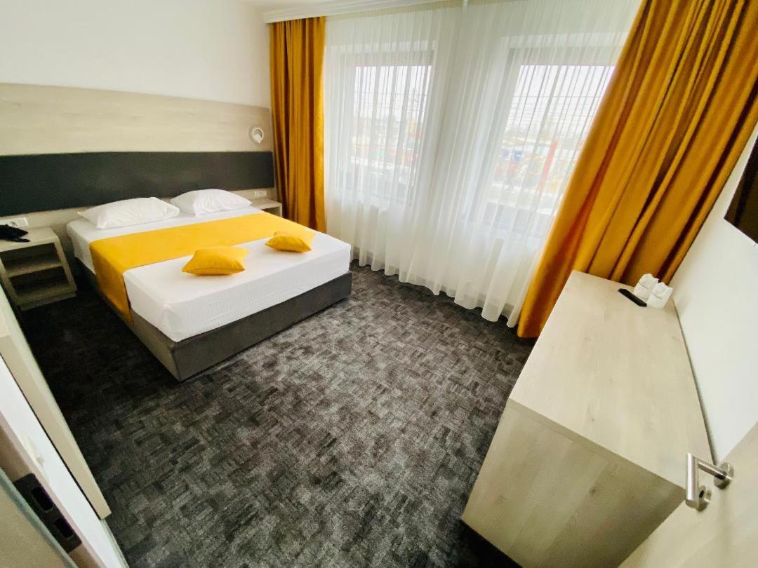 Deluxe Double Room with Bath - Photo 3