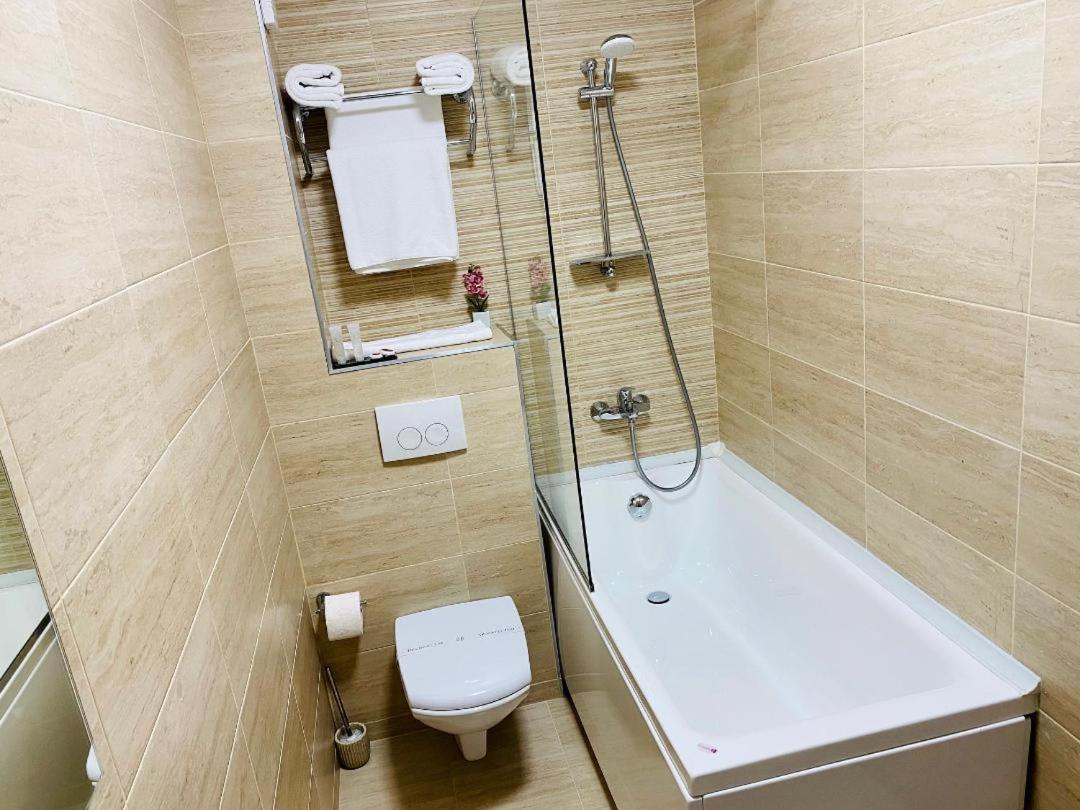 Deluxe Double Room with Bath - Photo 6