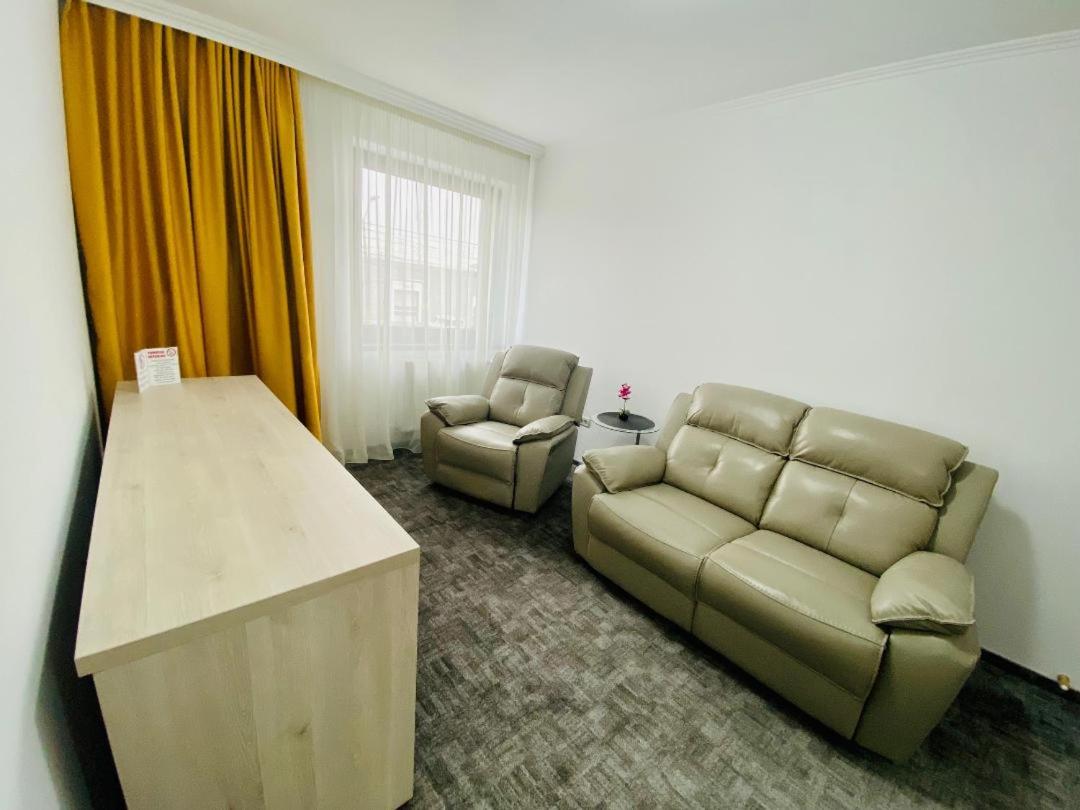 Deluxe Double Room with Bath - Photo 11
