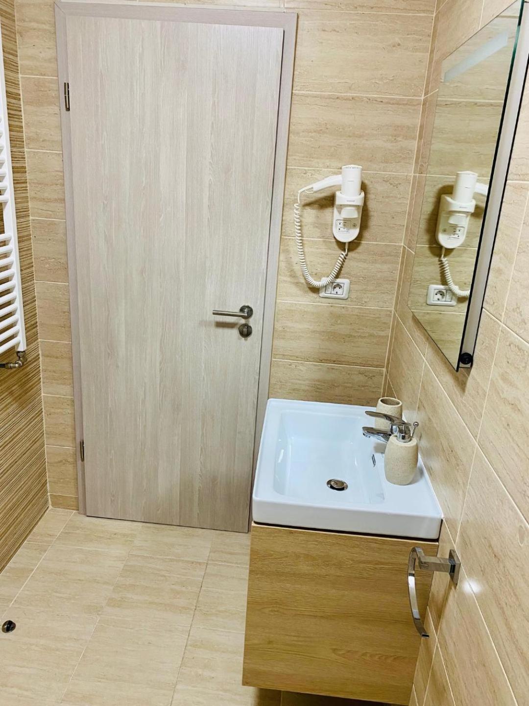 Large Double or Twin Room - Photo 6