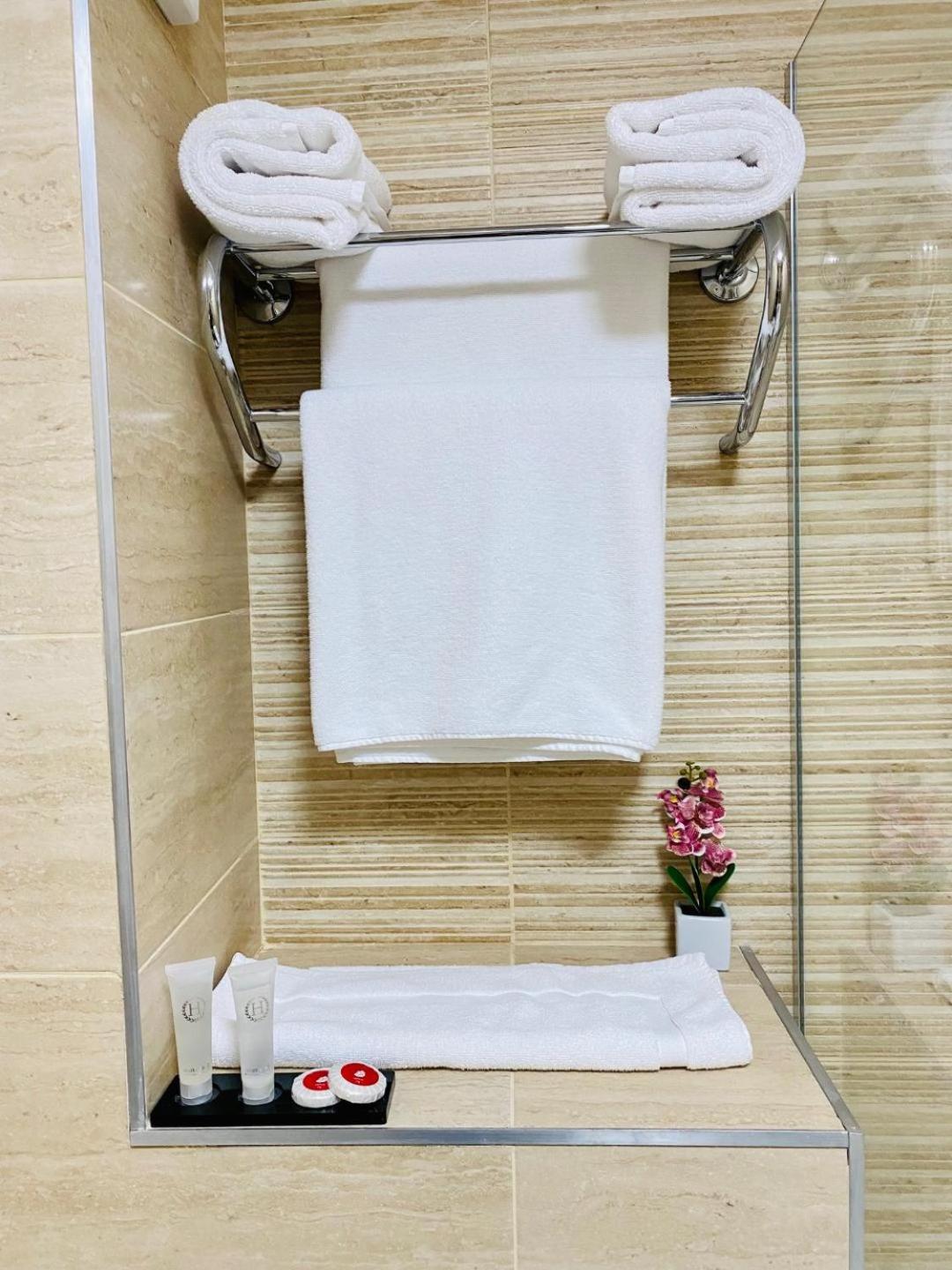Deluxe Double Room with Bath - Photo 9