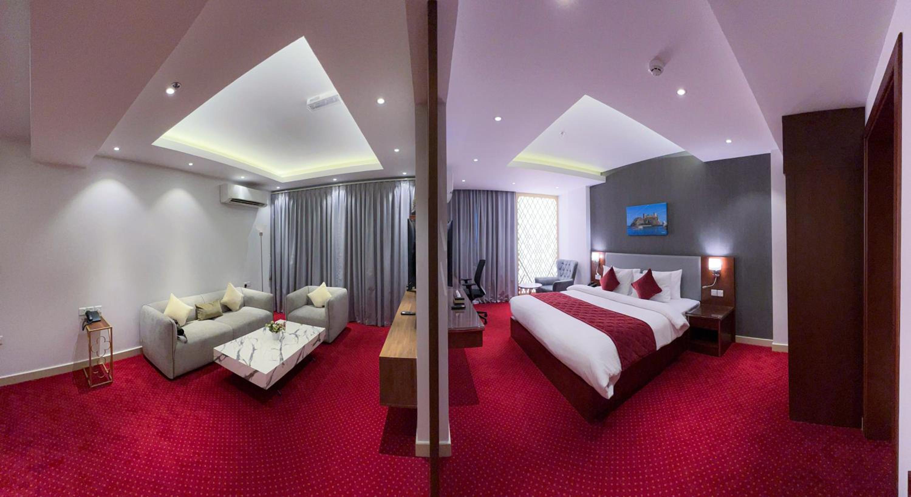 Executive Suite with Balcony - Photo 4