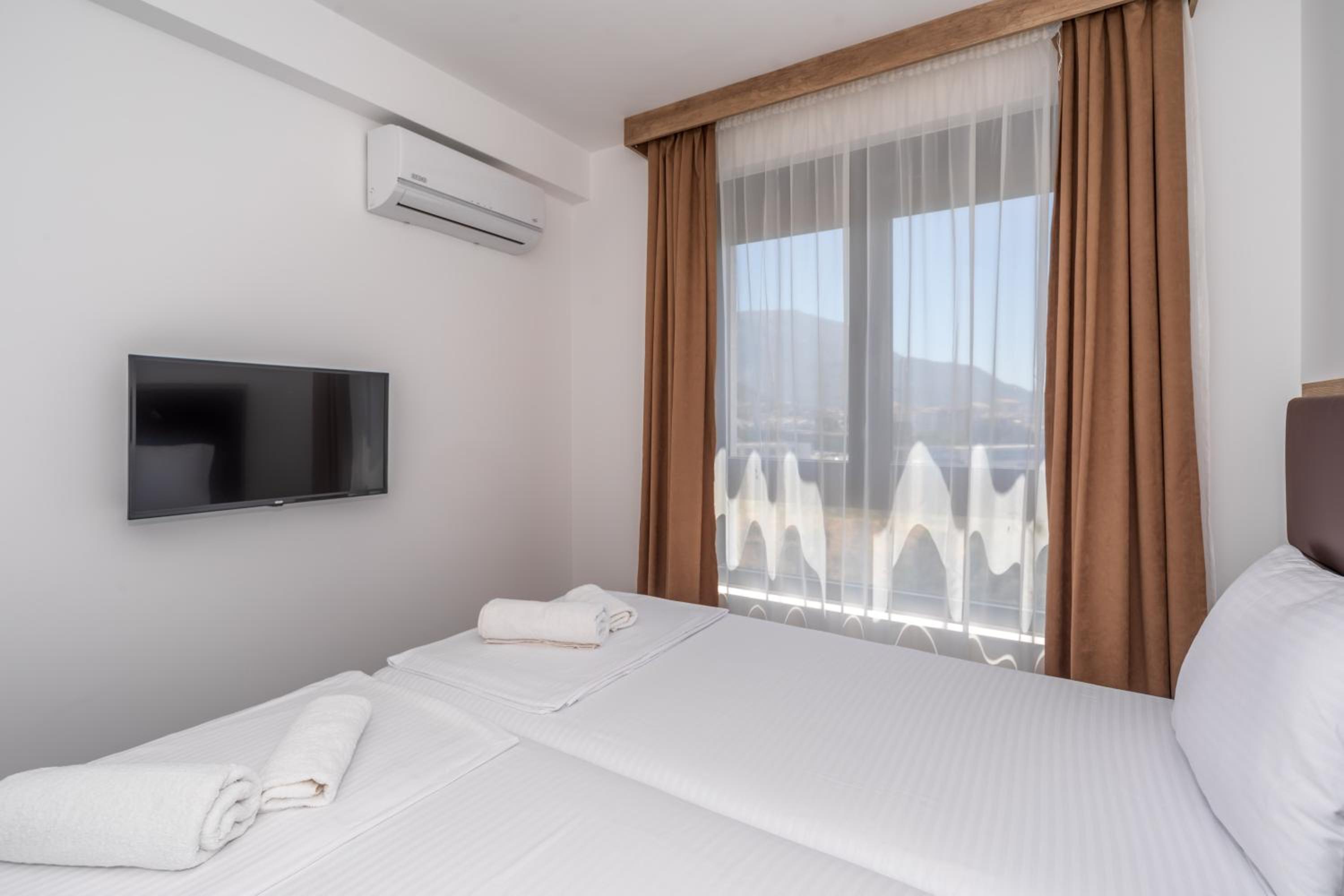 Double or Twin Room with Balcony - Photo 12