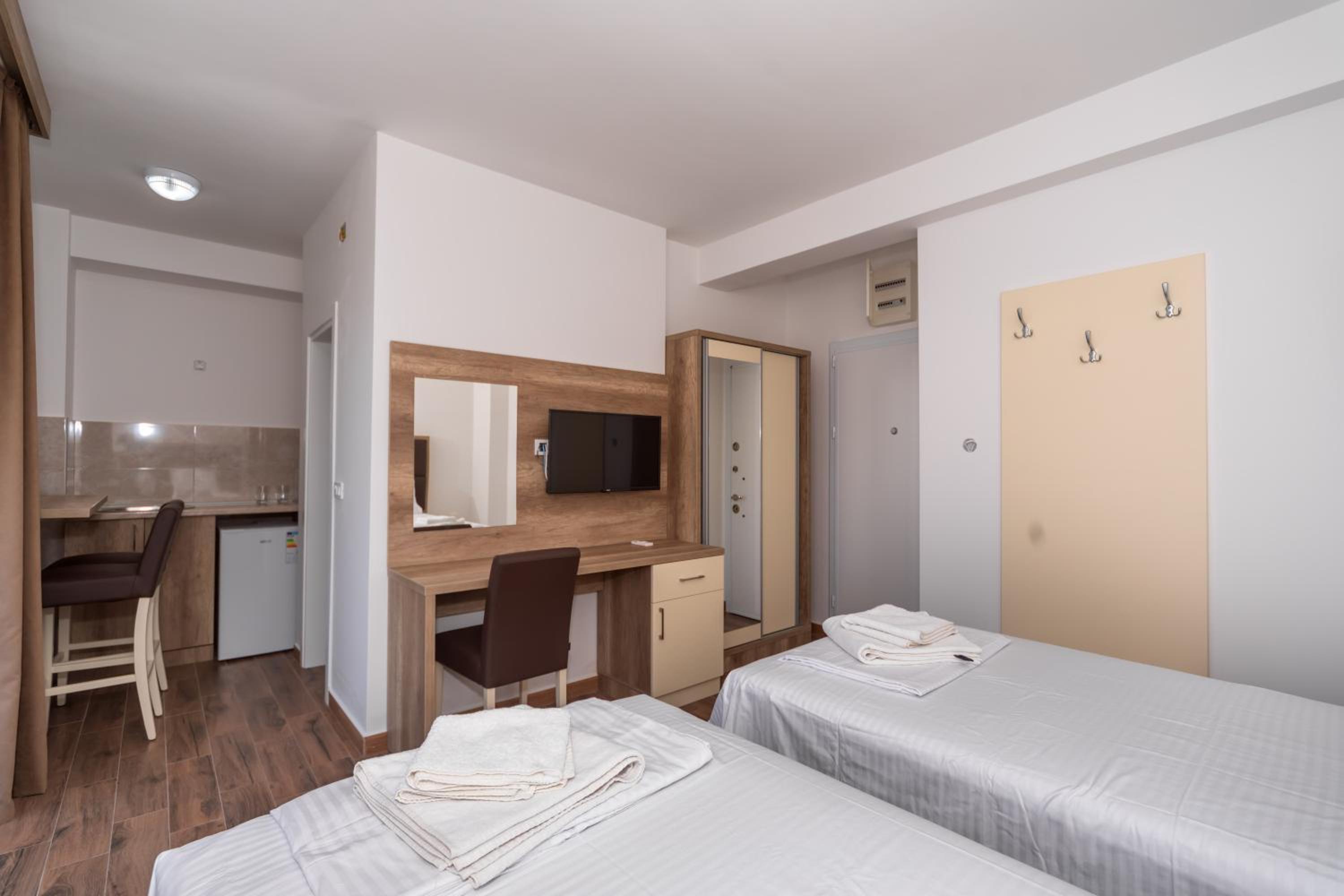 Double or Twin Room with Balcony - Photo 2
