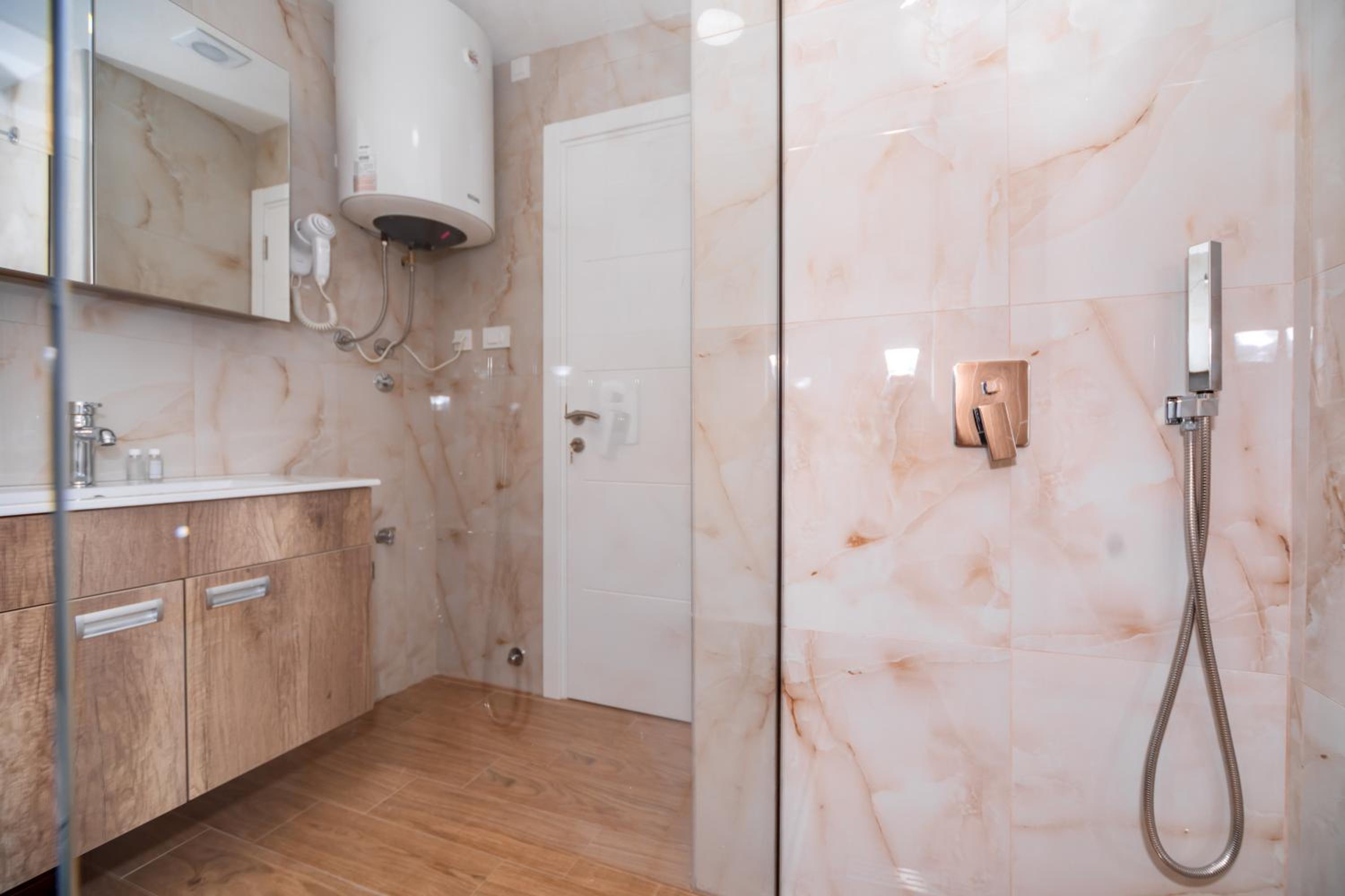 Double or Twin Room with Balcony - Photo 9