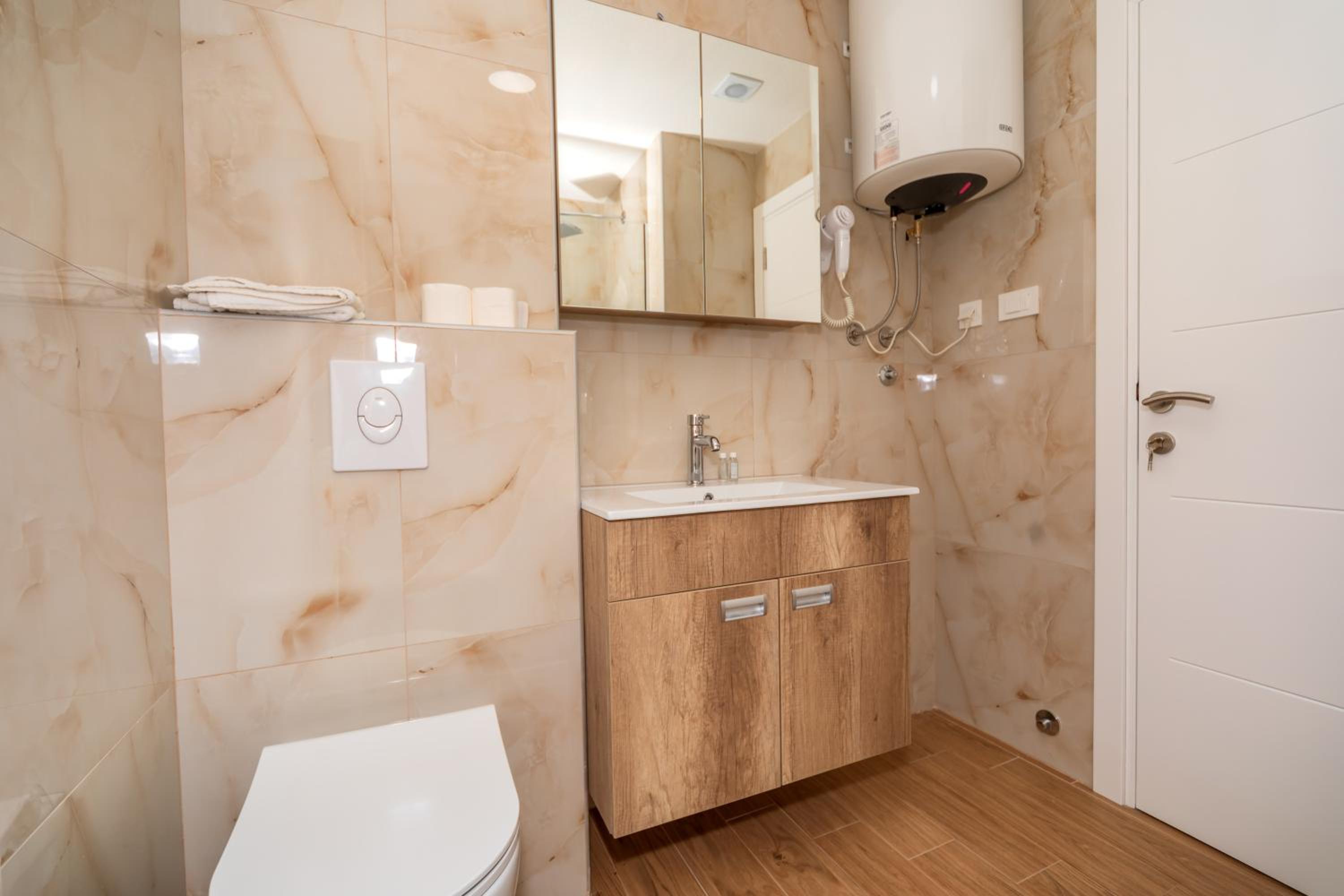 Double or Twin Room with Balcony - Photo 3