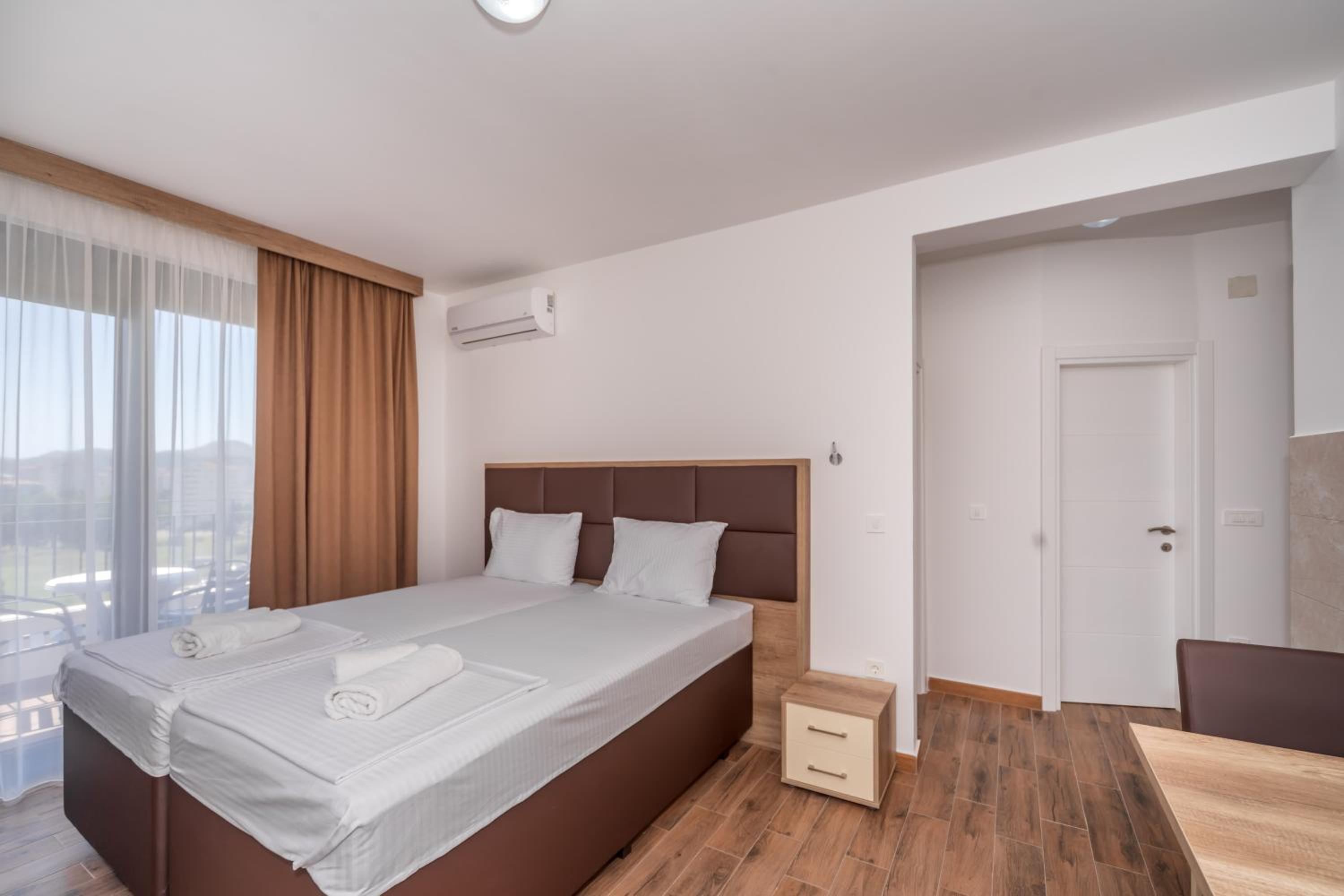 Double or Twin Room with Balcony - Photo 10