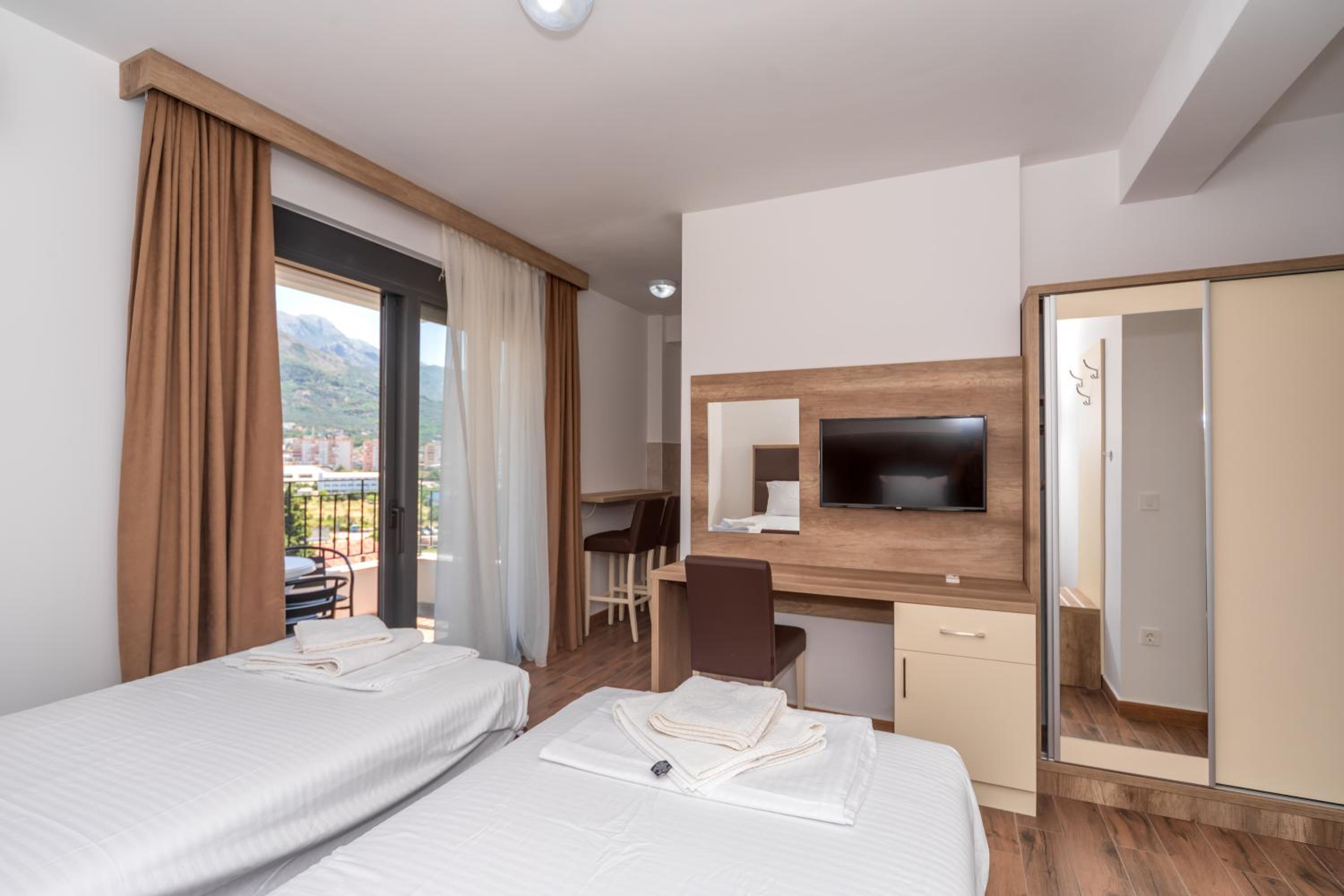 Double or Twin Room with Balcony - Photo 14