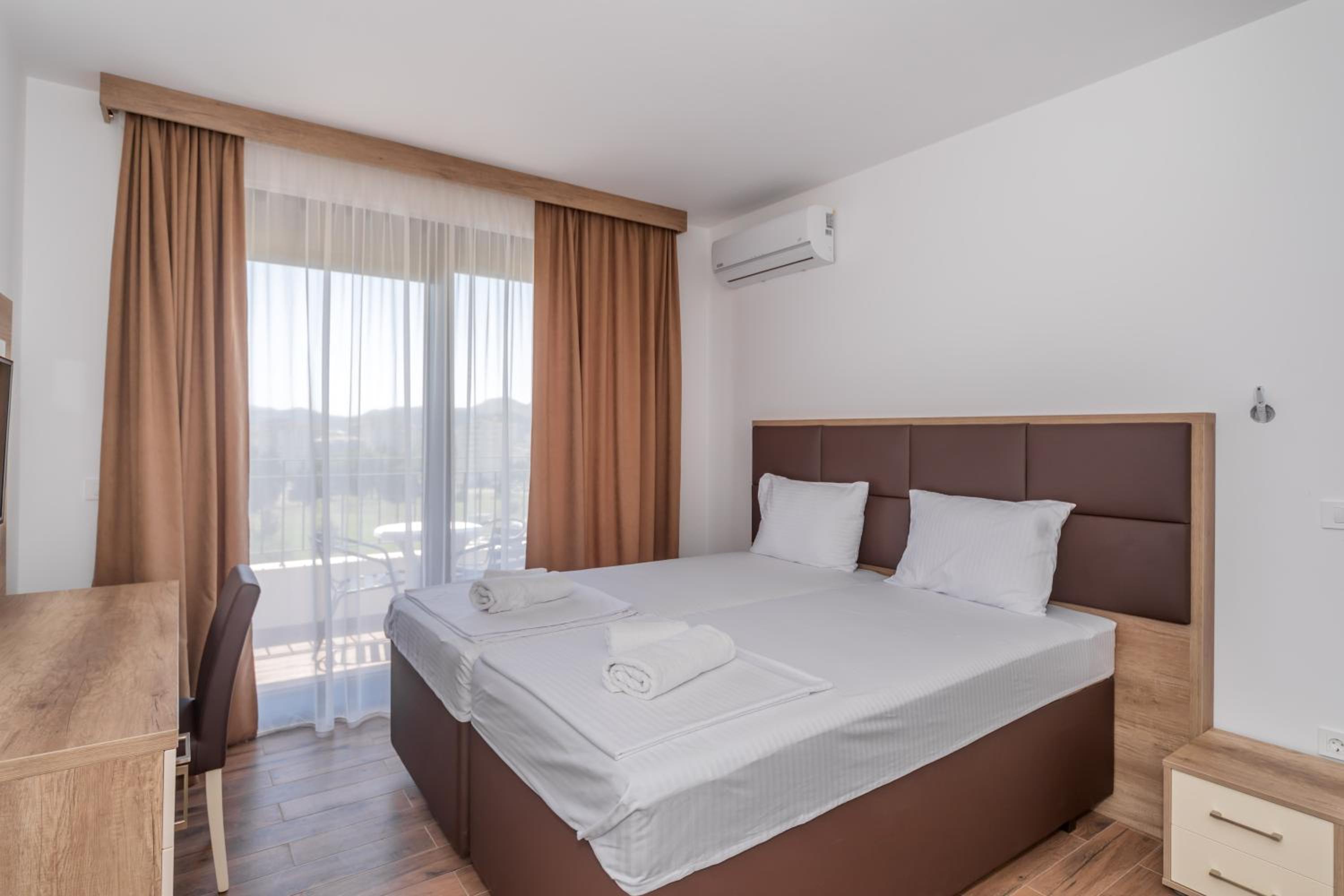 Double or Twin Room with Balcony - Photo 13