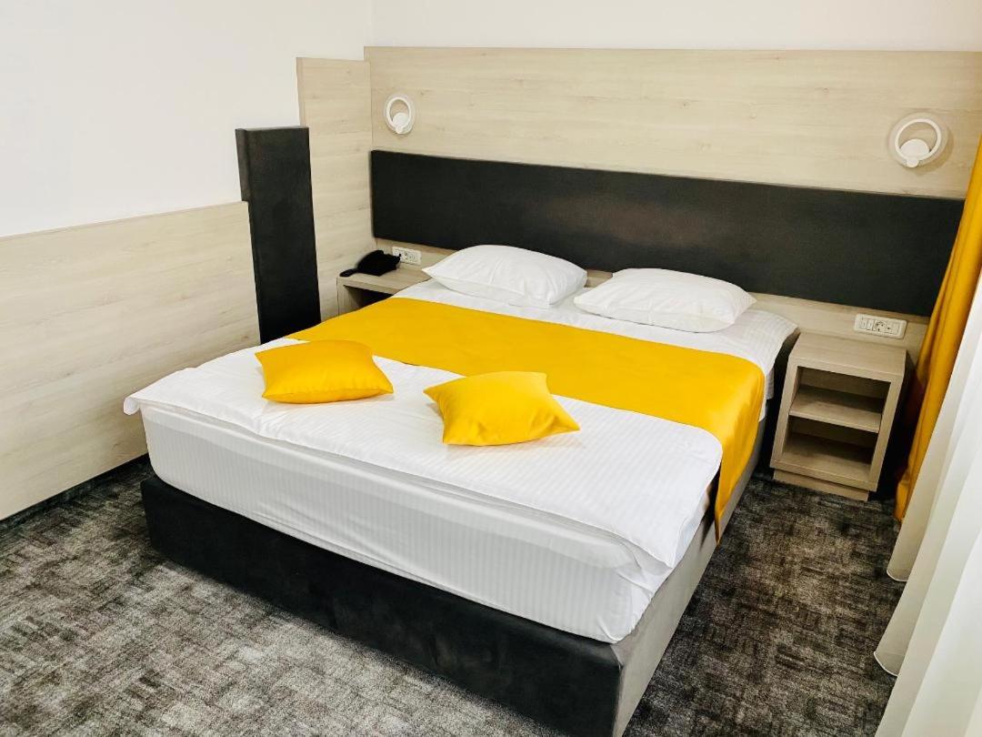 Deluxe Double Room with Bath - Photo 14