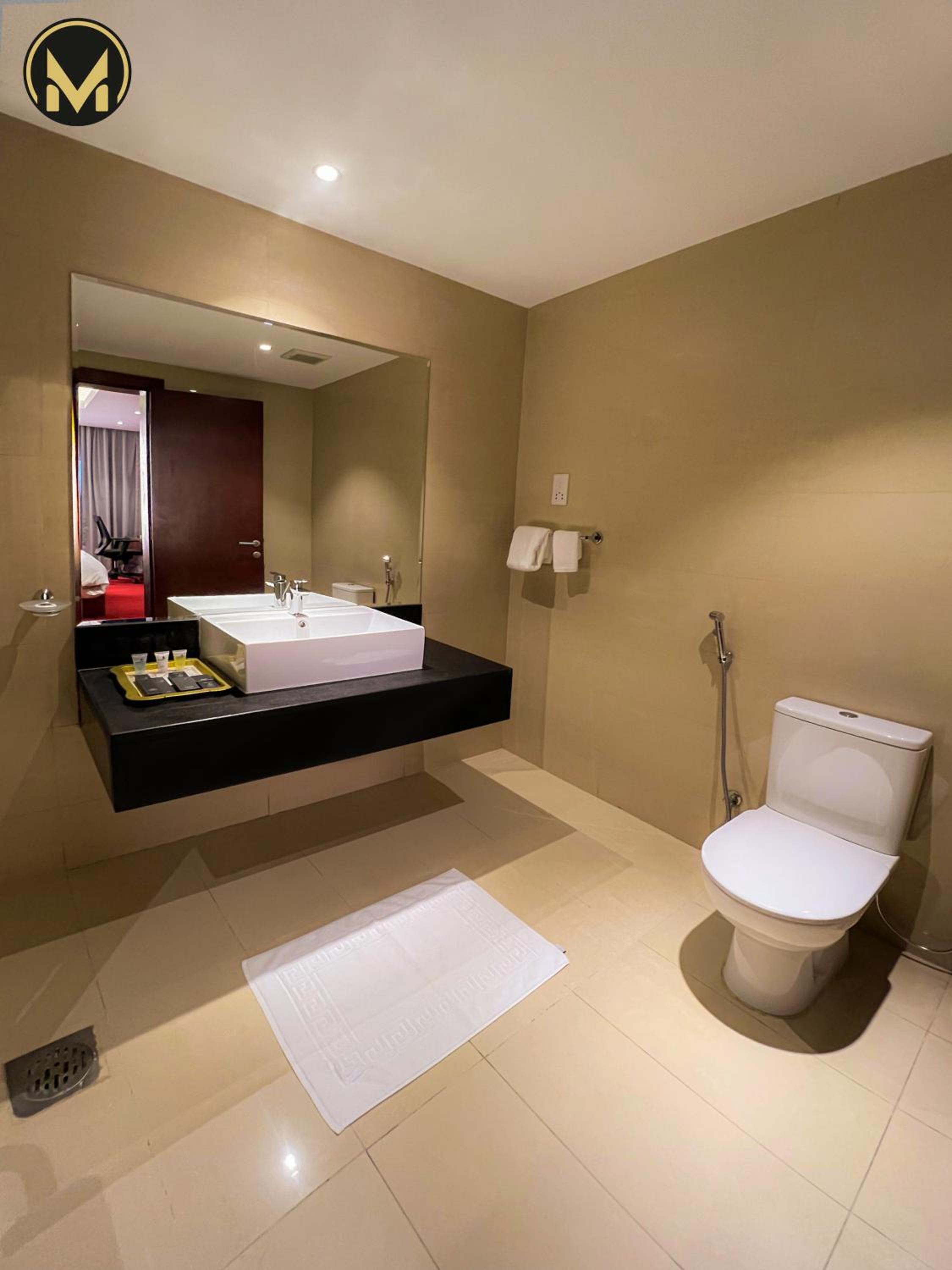 Executive Suite with Balcony - Photo 16