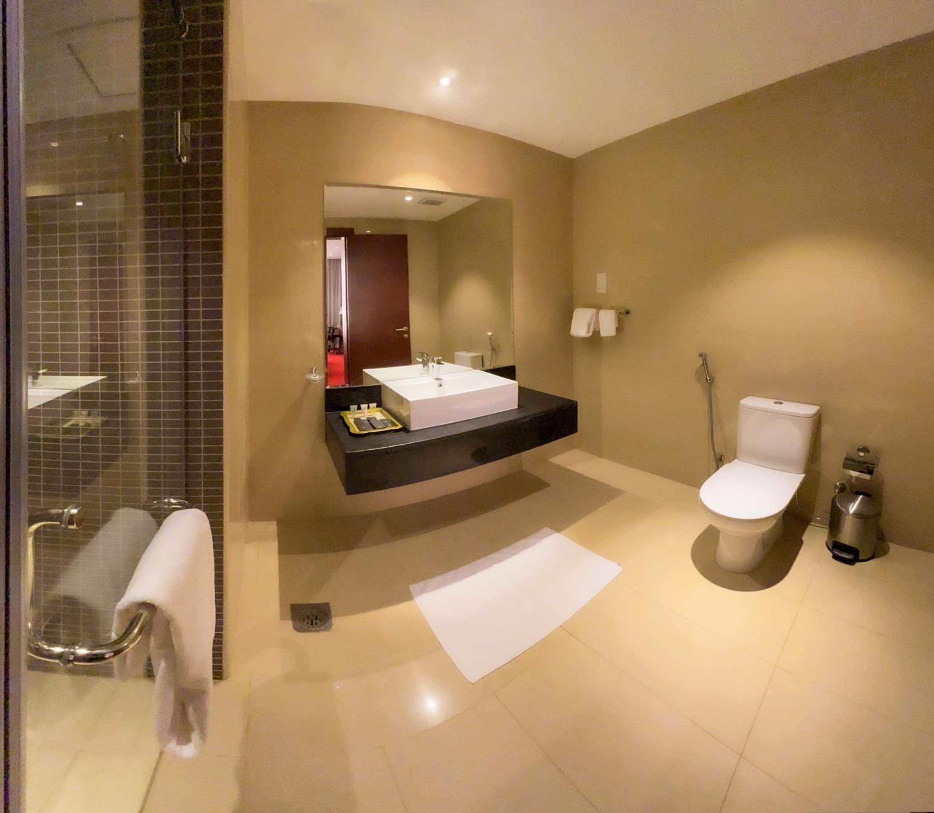 Executive Suite with Balcony - Photo 17