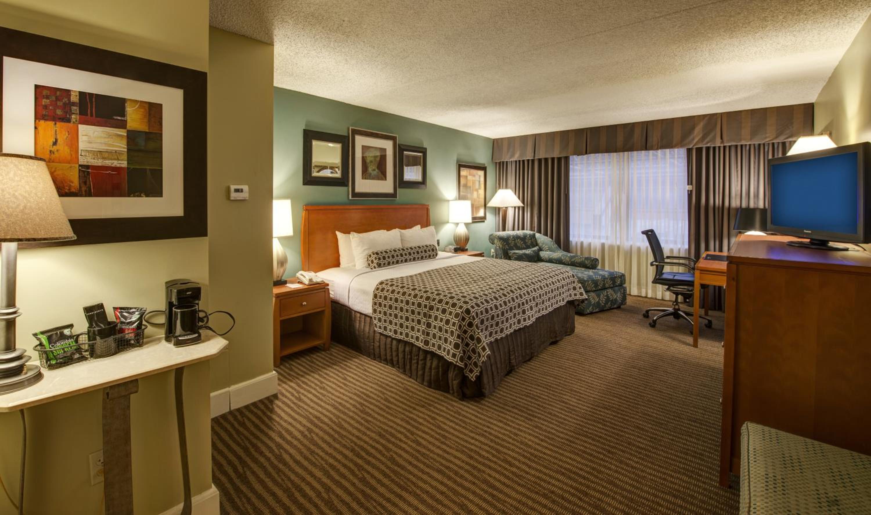 One-Bedroom King Suite - Non-Smoking photo 2