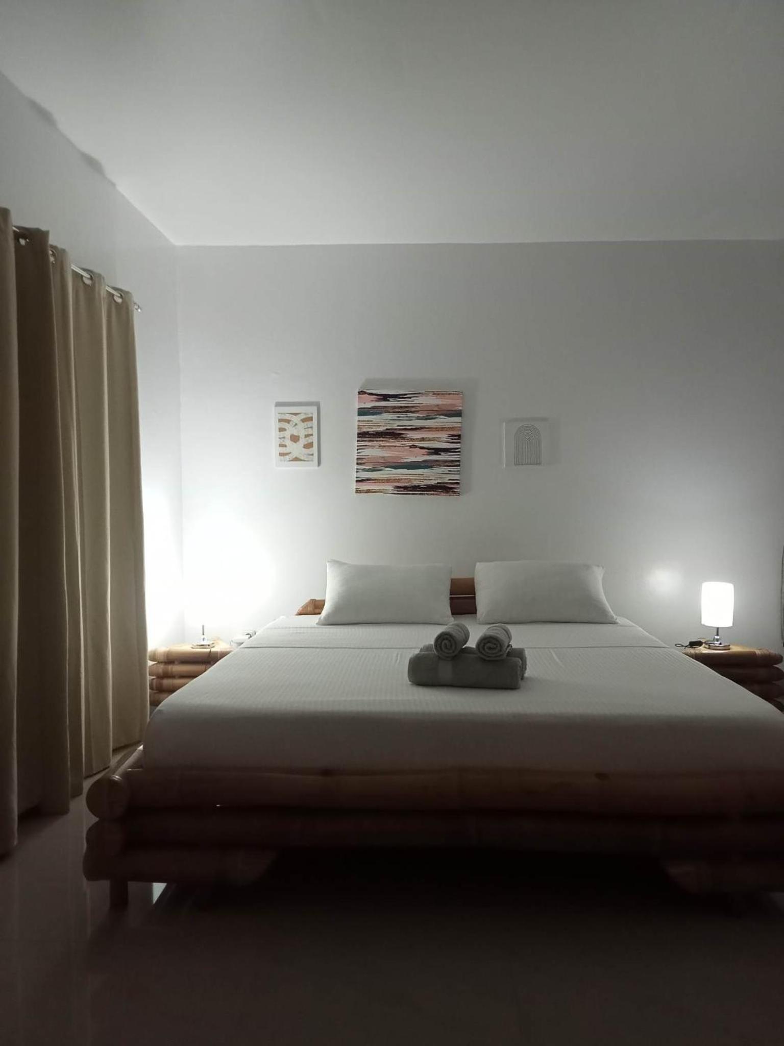 Deluxe King Room - Photo 9