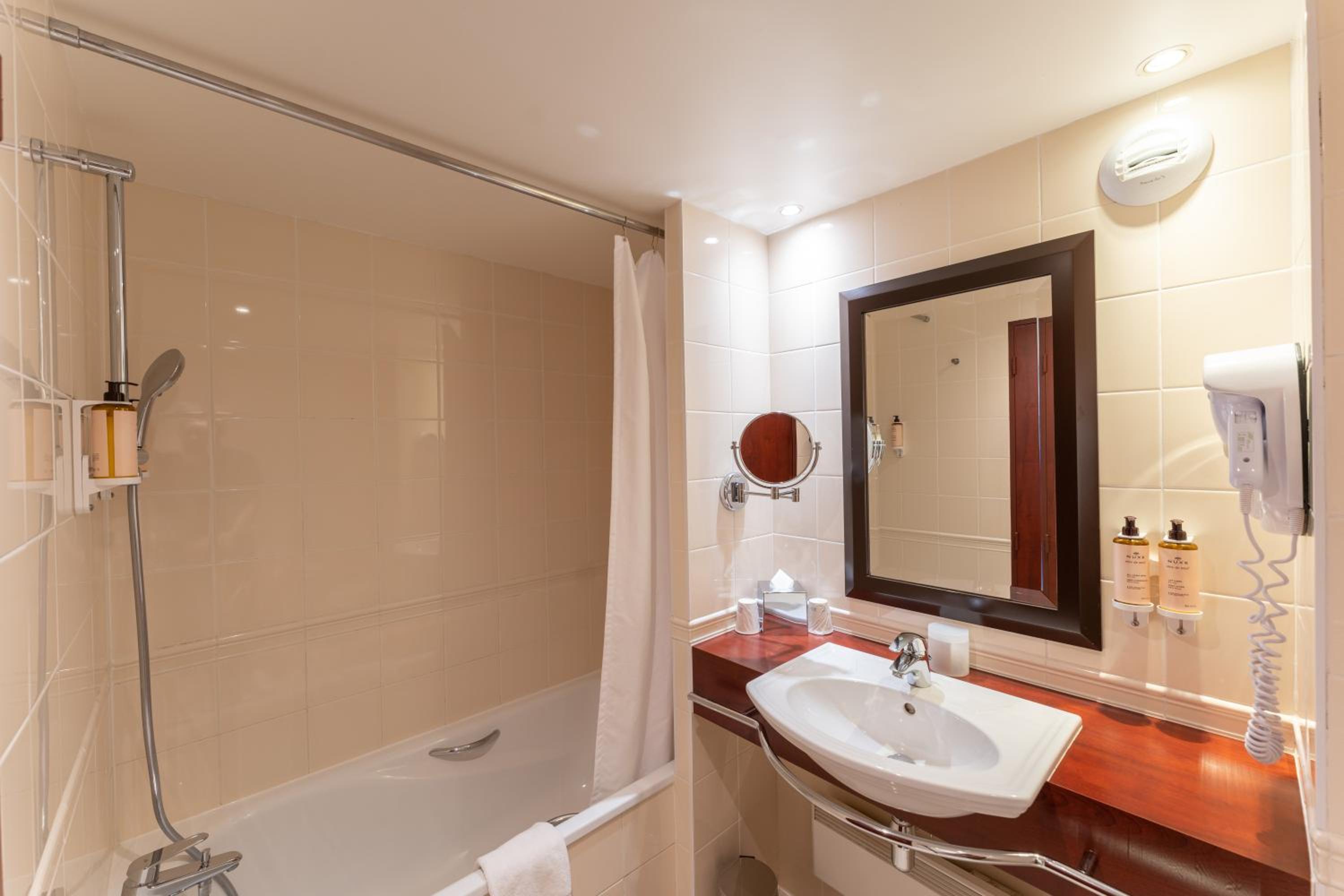 Superior Room with One Double Bed and One Single Bed photo 2