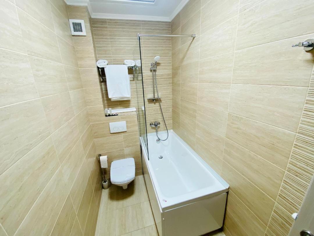 Deluxe Double Room with Bath - Photo 18