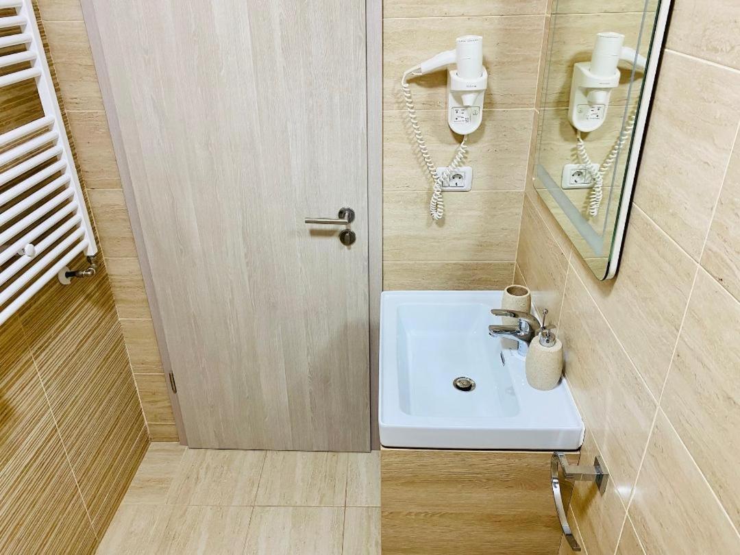 Deluxe Double Room with Bath - Photo 20