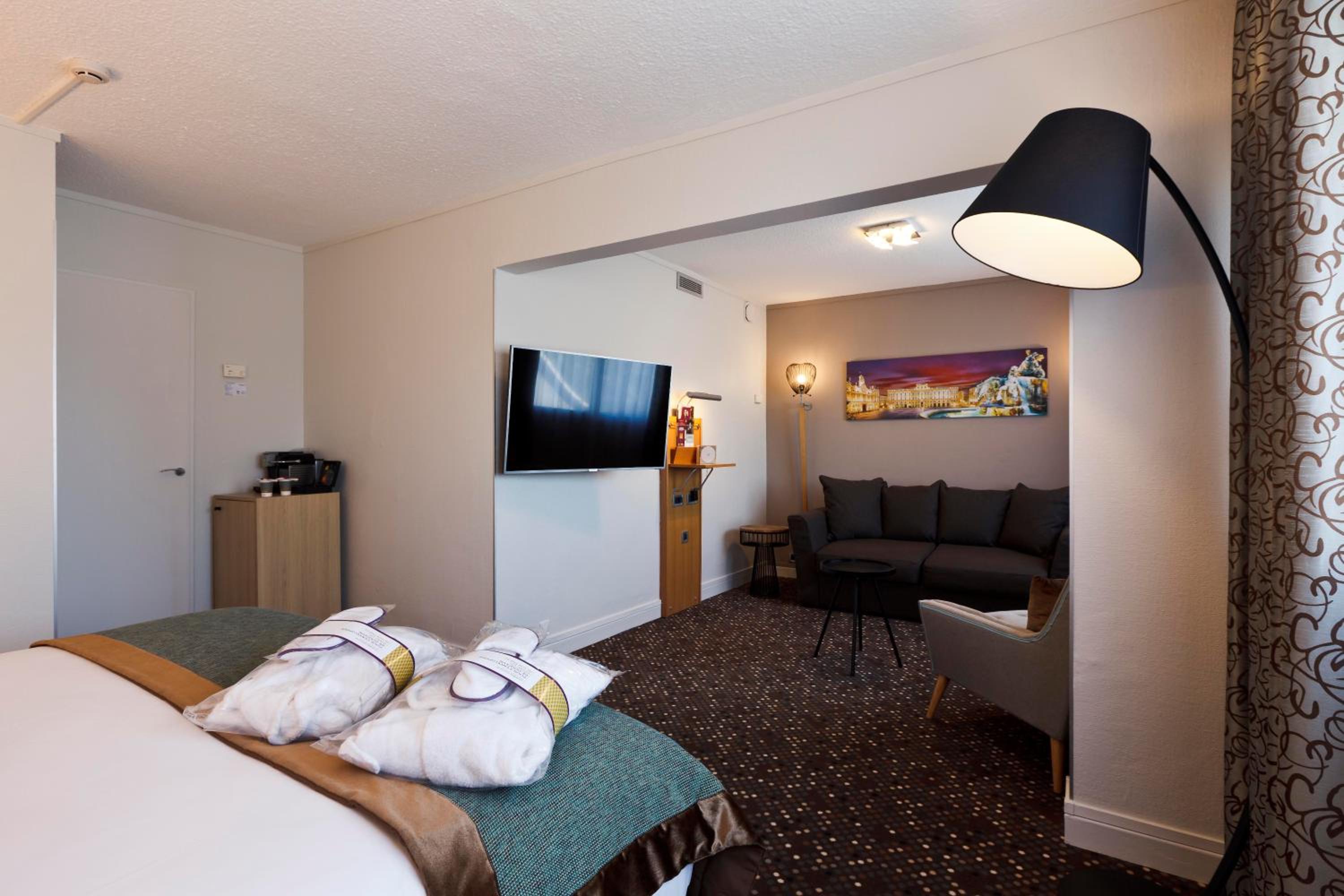 Privilege Double Room with Sofa Bed - Photo 13