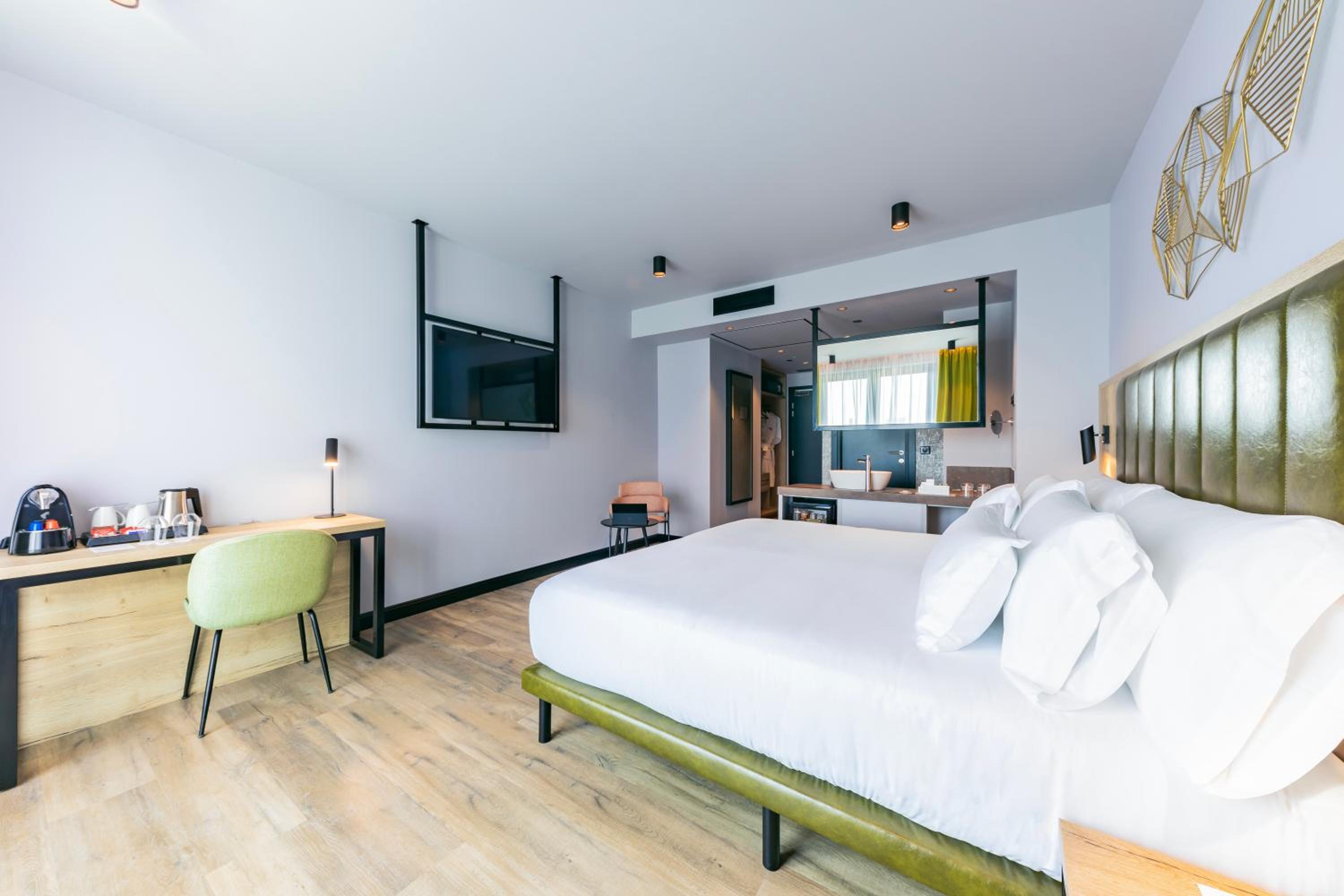 Deluxe King Room with View