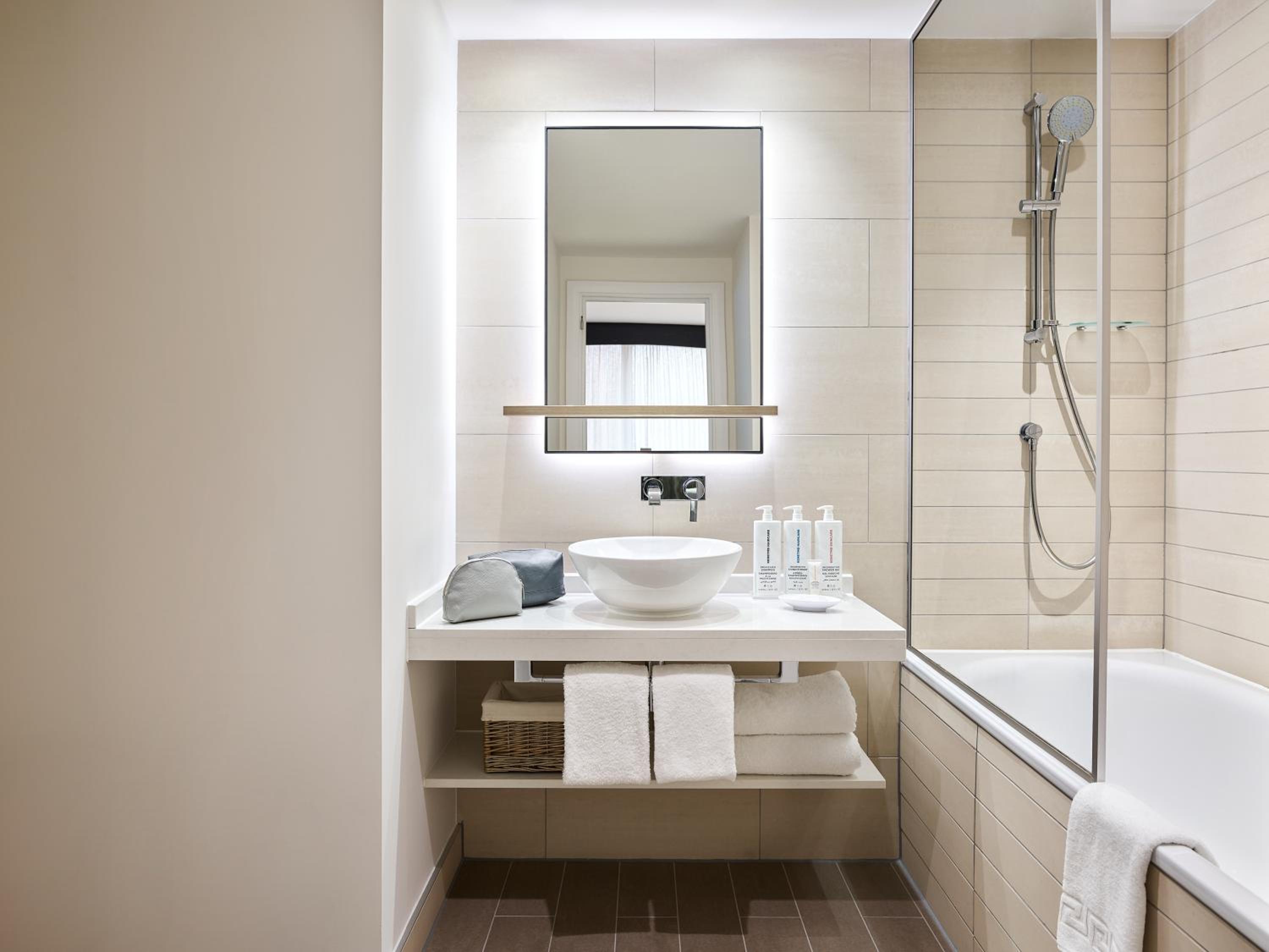 One-Bedroom Suite with Kitchenette photo 2