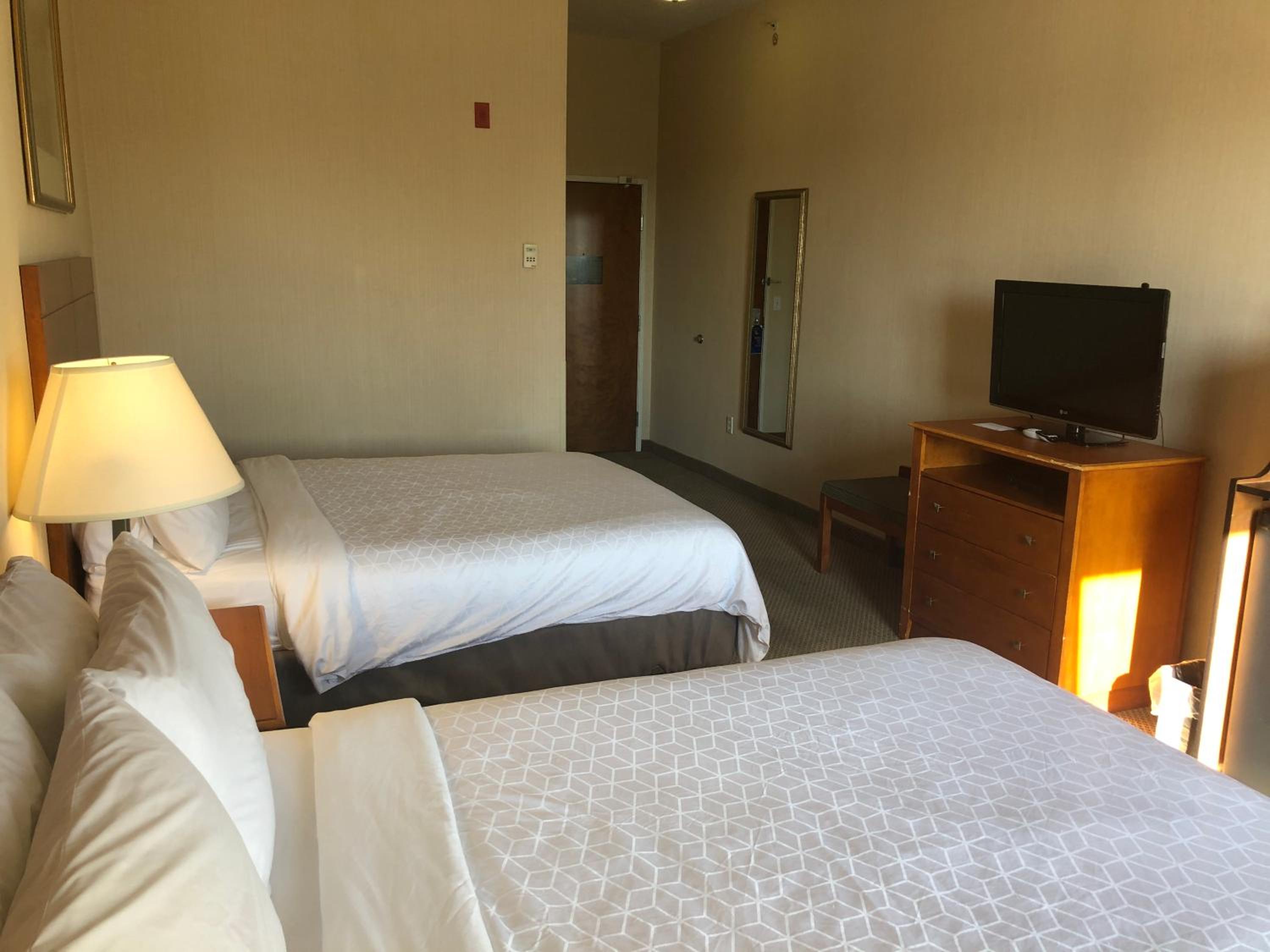 Queen Room with Two Queen Beds - Photo 3