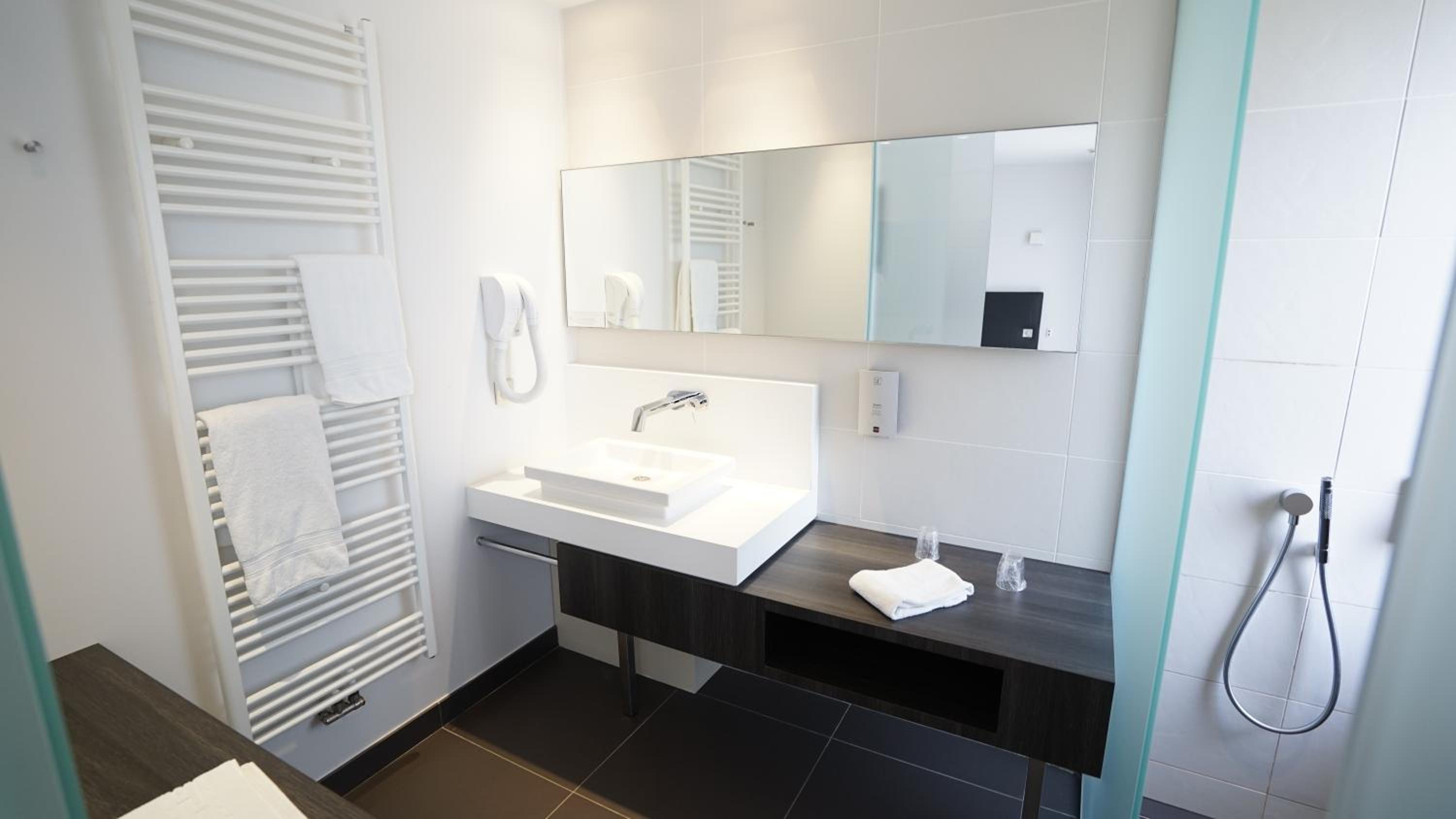 Deluxe Double Room with Balcony - Photo 4