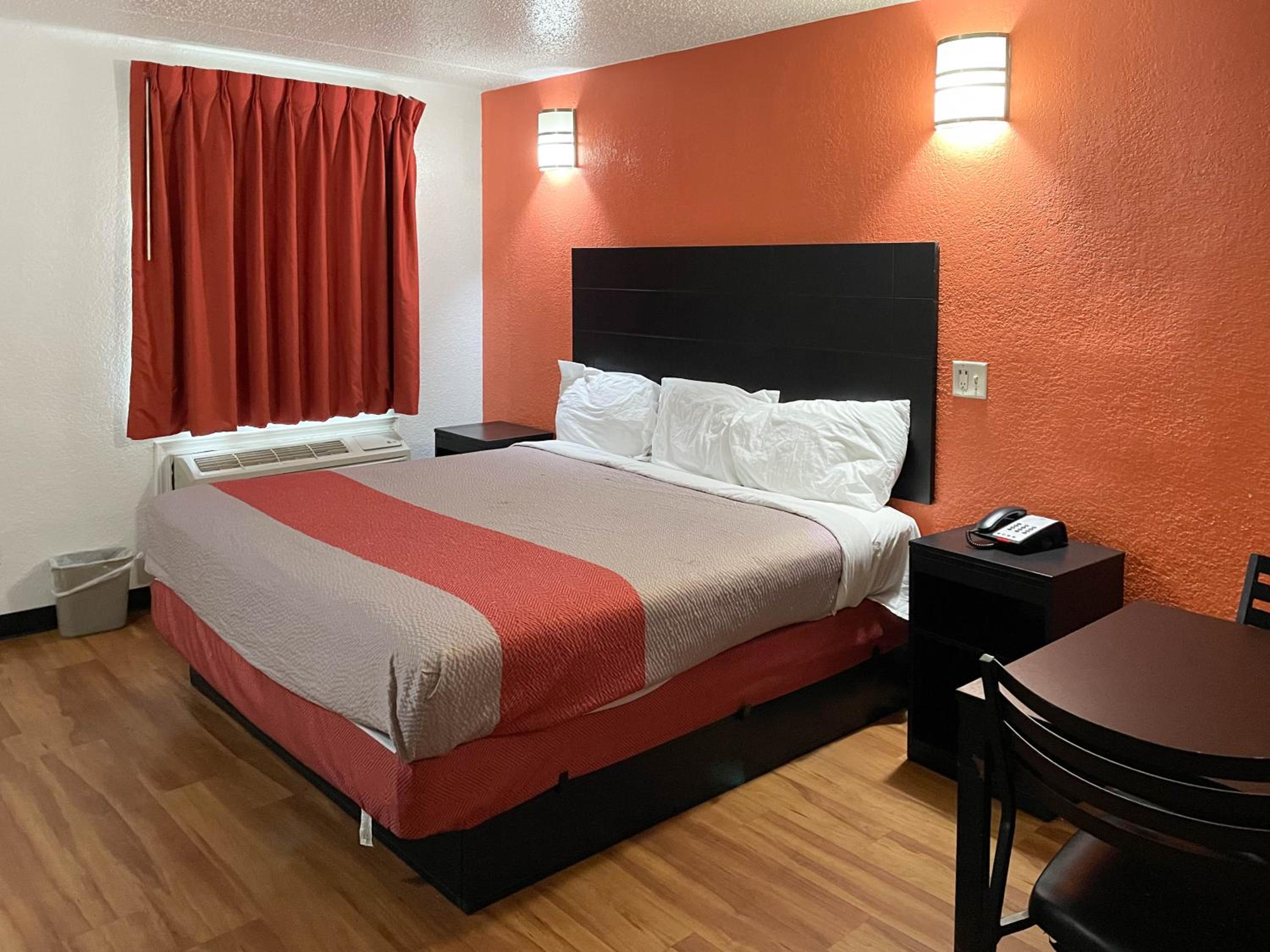 King Room - Non-Smoking - Photo 3