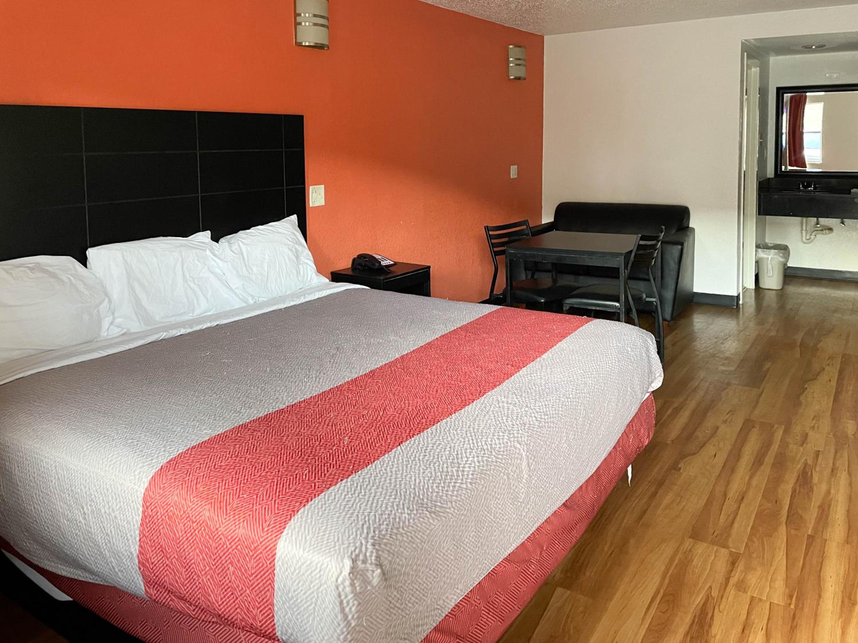 King Room - Non-Smoking - Photo 2