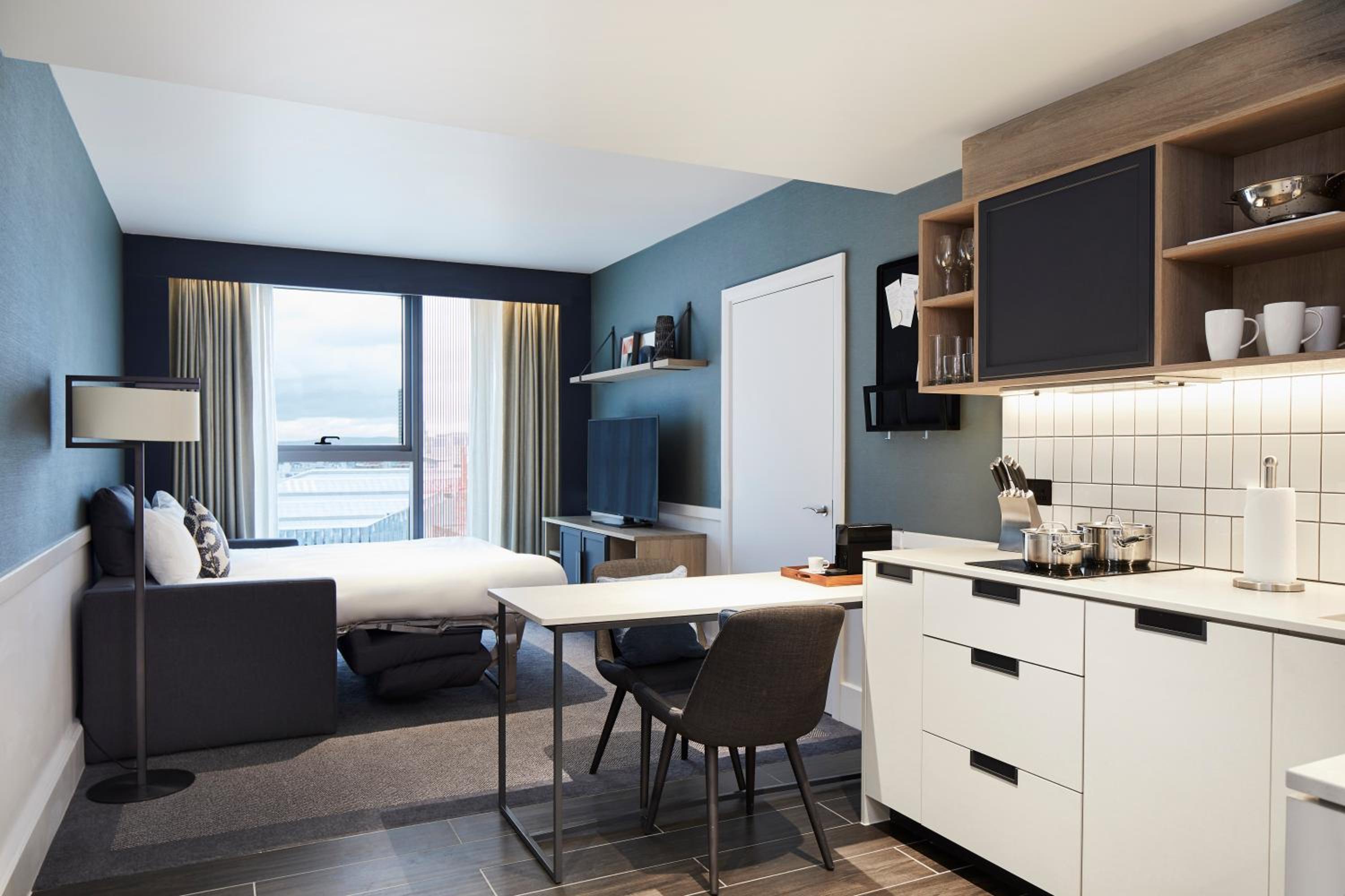 One-Bedroom King Suite with Sofa Bed photo 2