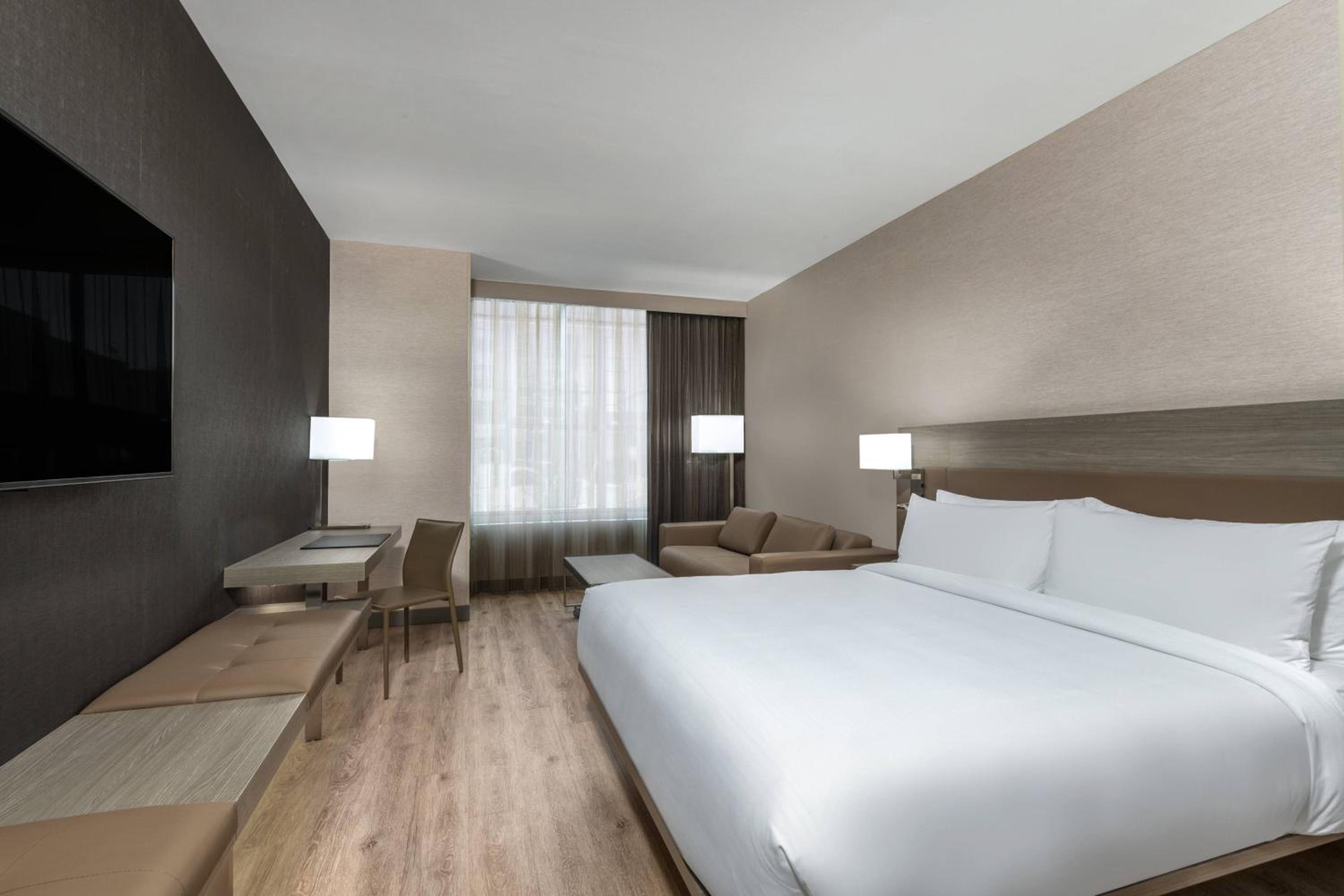 King Room with Roll-In Shower - Mobility Accessible