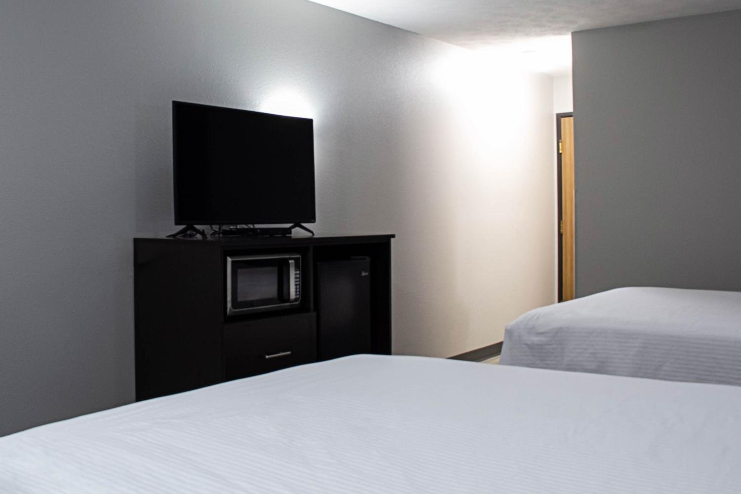 Double Queen Room - Non-Smoking - Photo 1